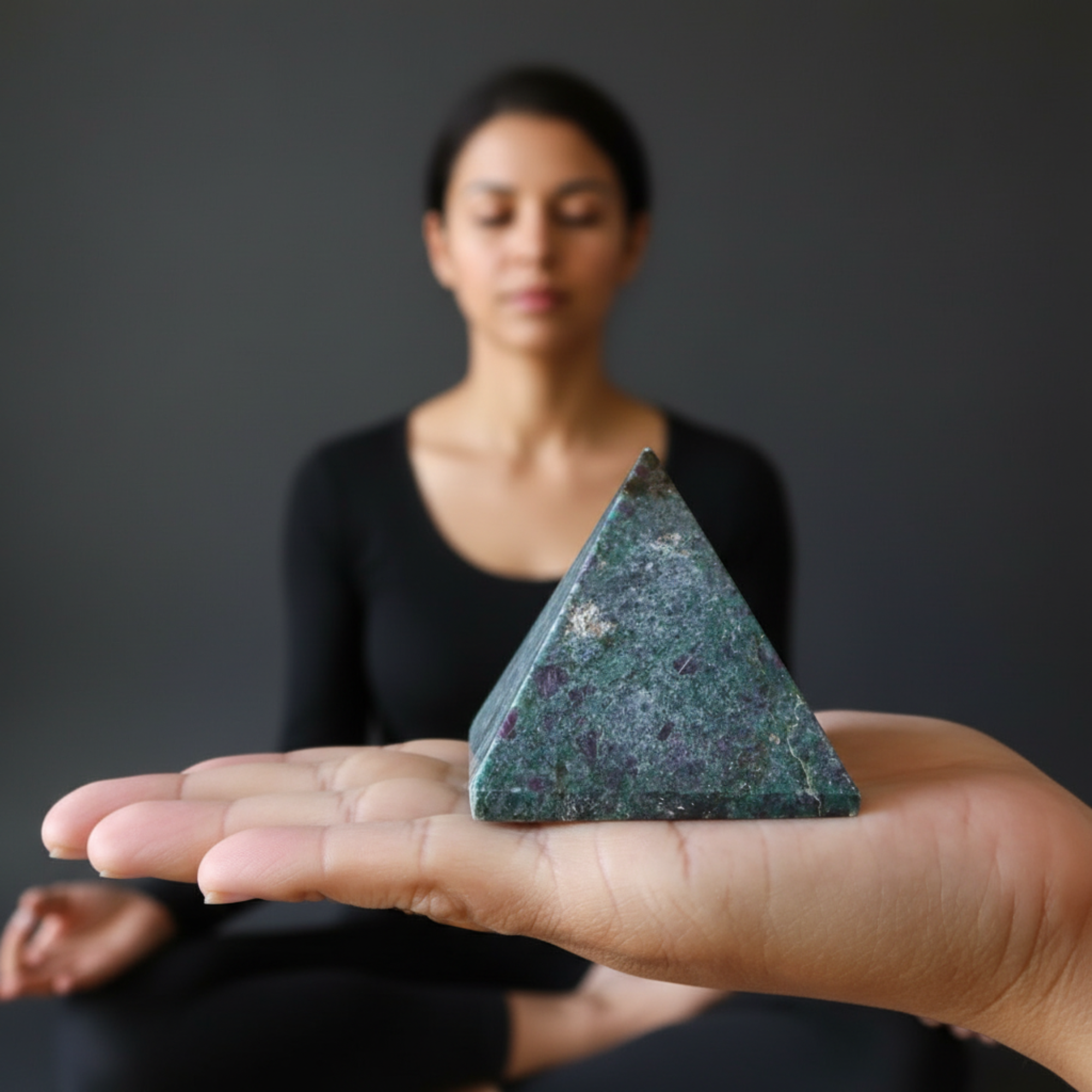 Cristal de Ruby Fuchsite Pyramide pour l'Amour