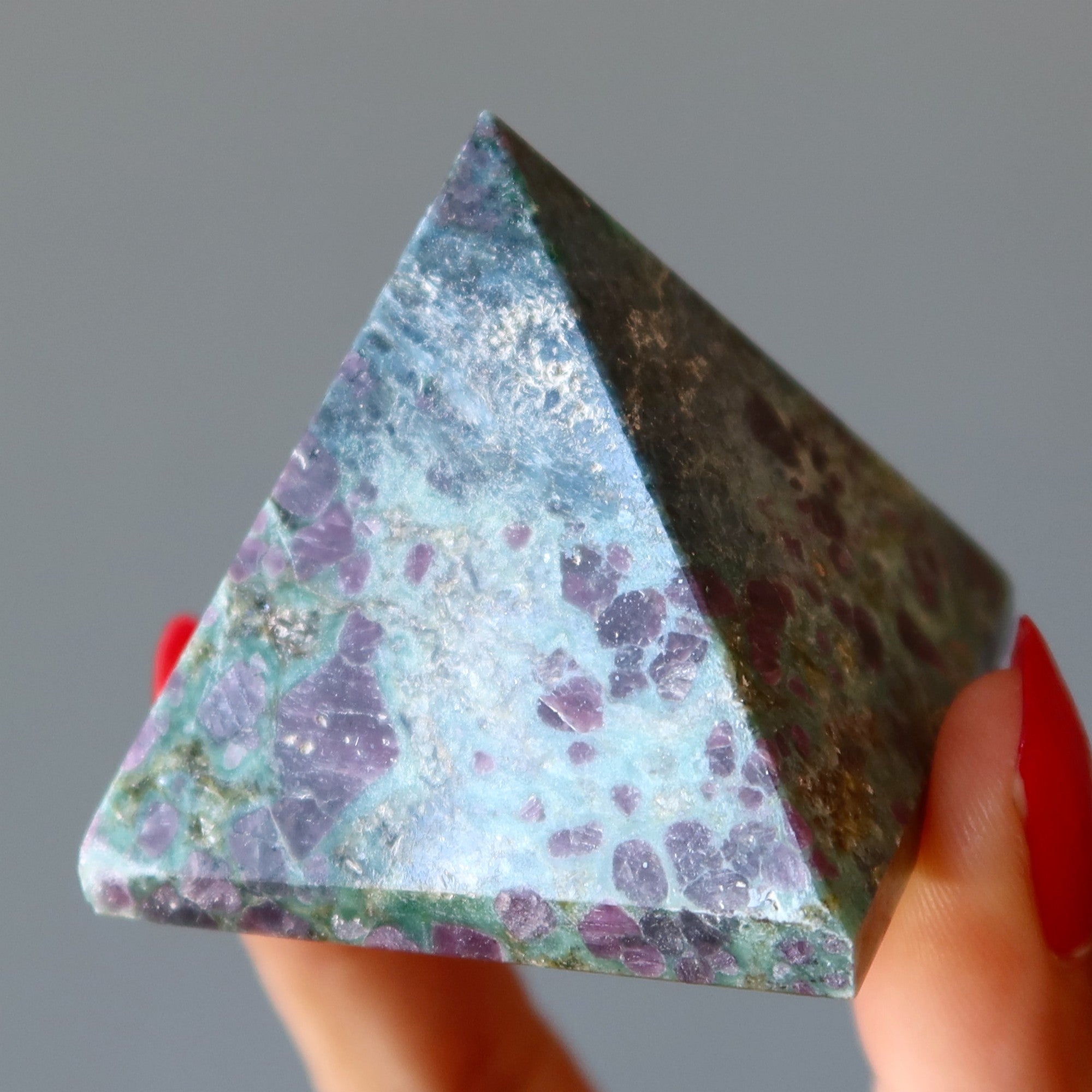 Cristal de Ruby Fuchsite Pyramide pour l'Amour