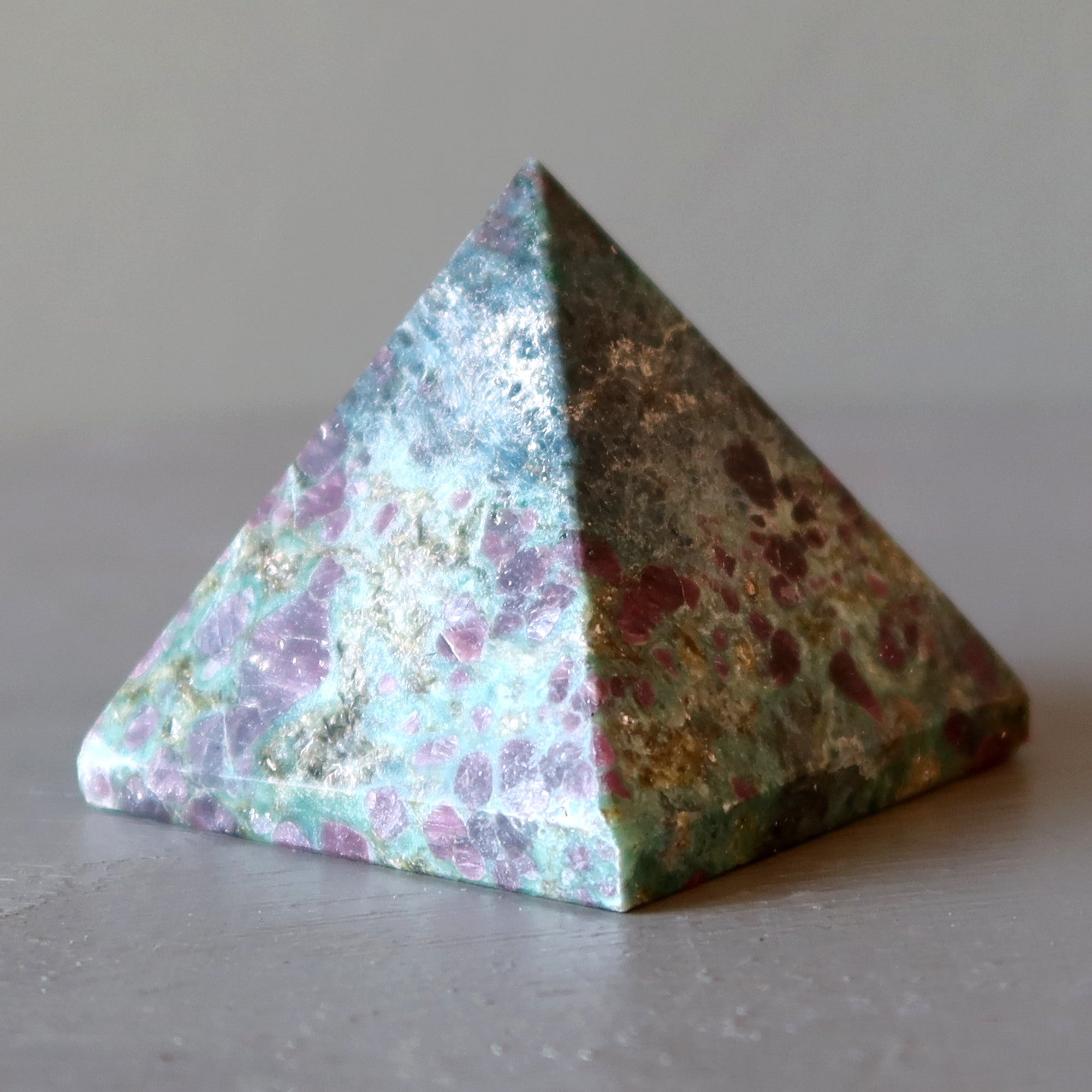 Cristal de Ruby Fuchsite Pyramide pour l'Amour