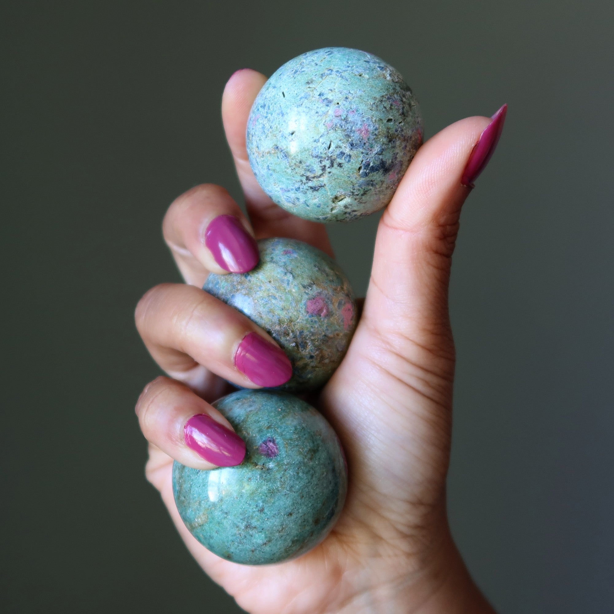 Sphère de rubis fuchsite Boule de cristal Vert pré clair