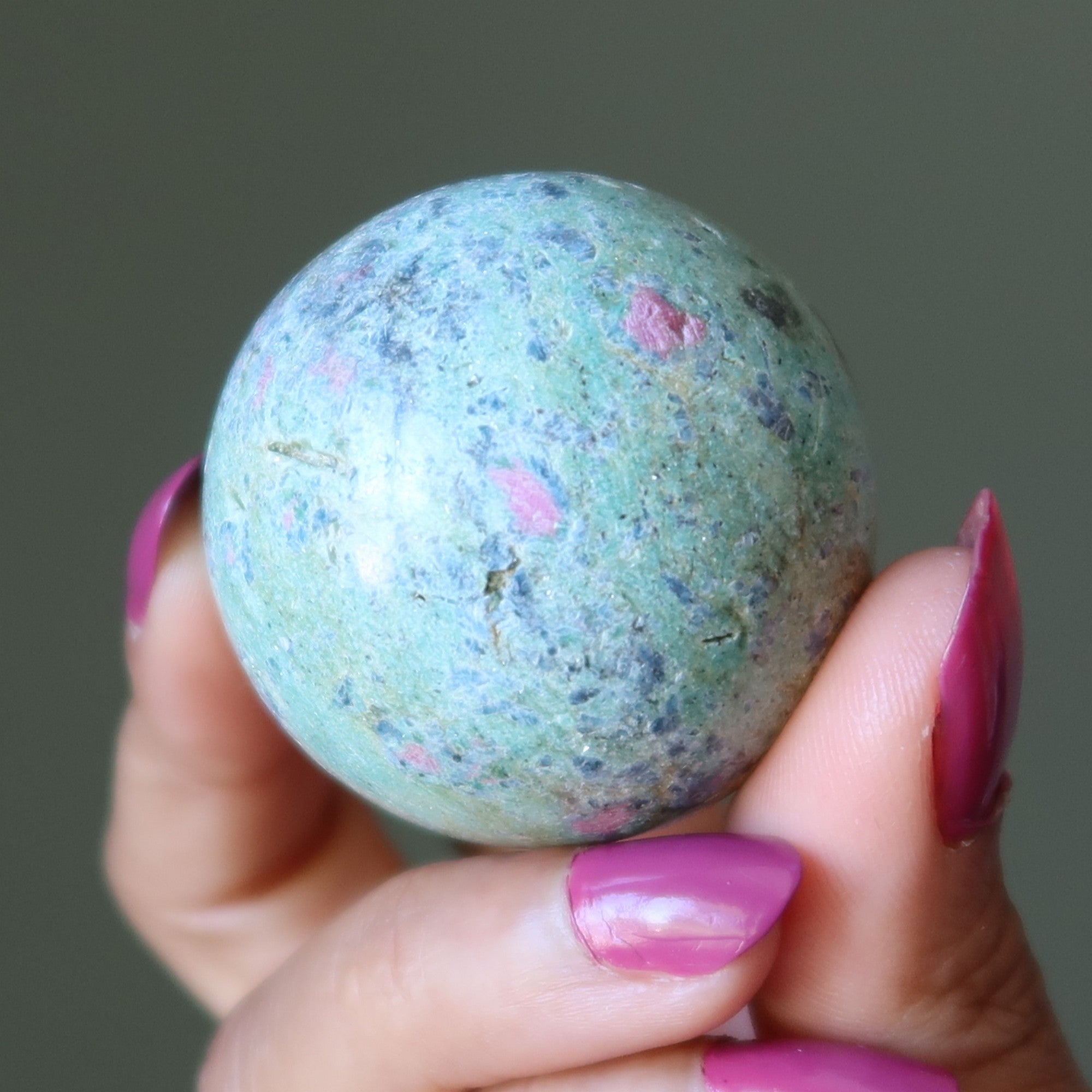 Sphère de rubis fuchsite Boule de cristal Vert pré clair
