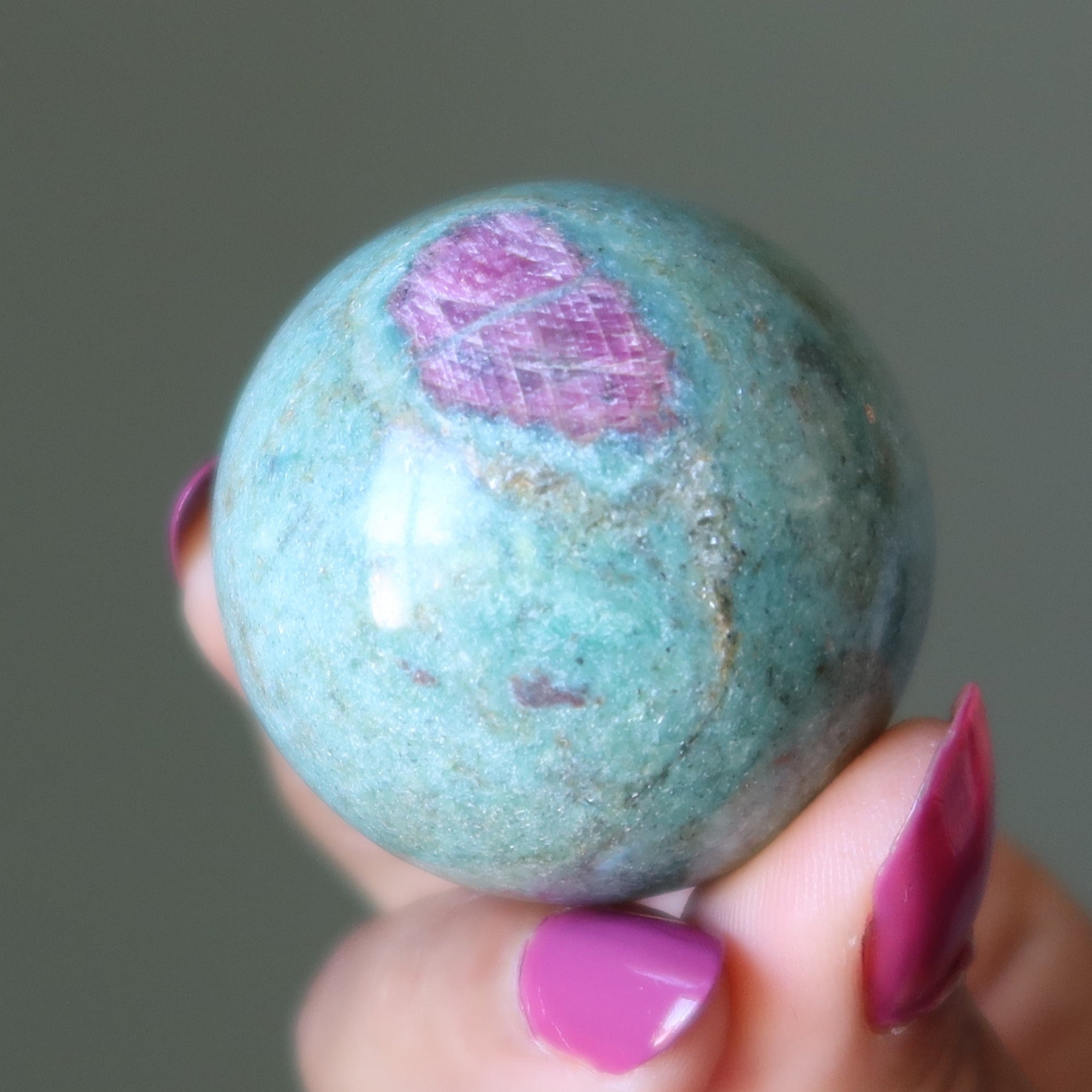 Sphère de rubis fuchsite Boule de cristal Vert pré clair