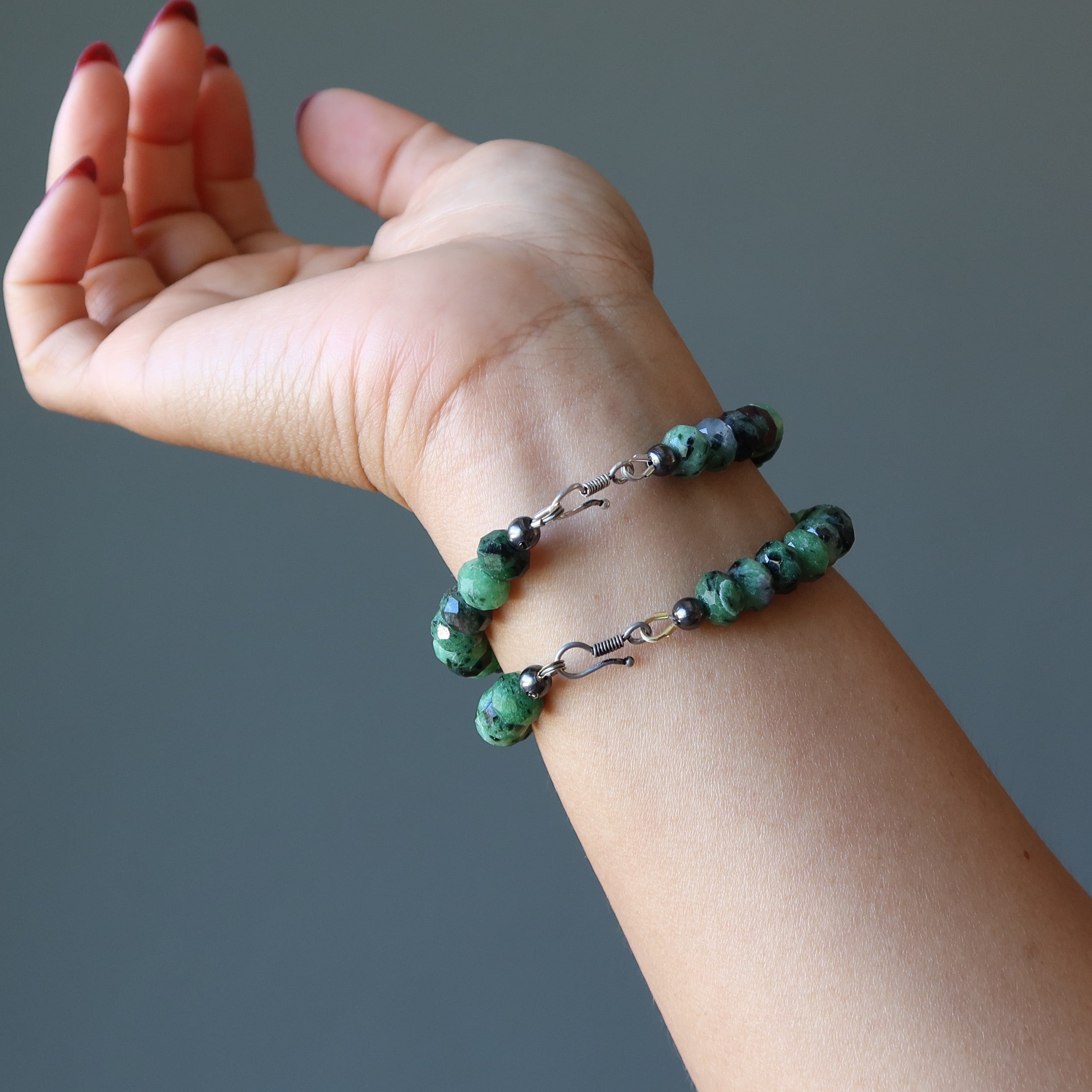 Rubin-Zoisit-Armband mit opulenten Edelsteinen aus Sterlingsilber
