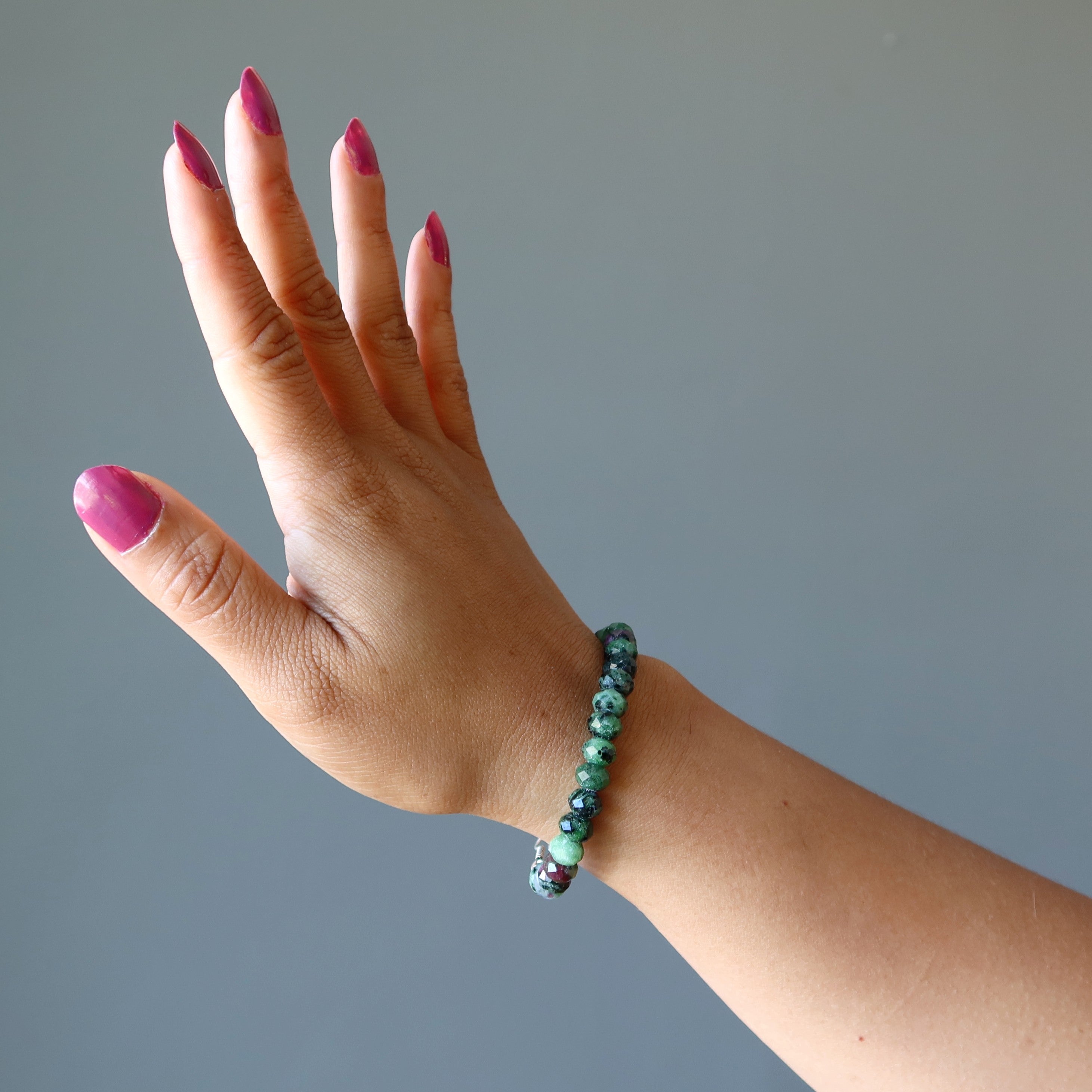 Rubin-Zoisit-Armband mit opulenten Edelsteinen aus Sterlingsilber