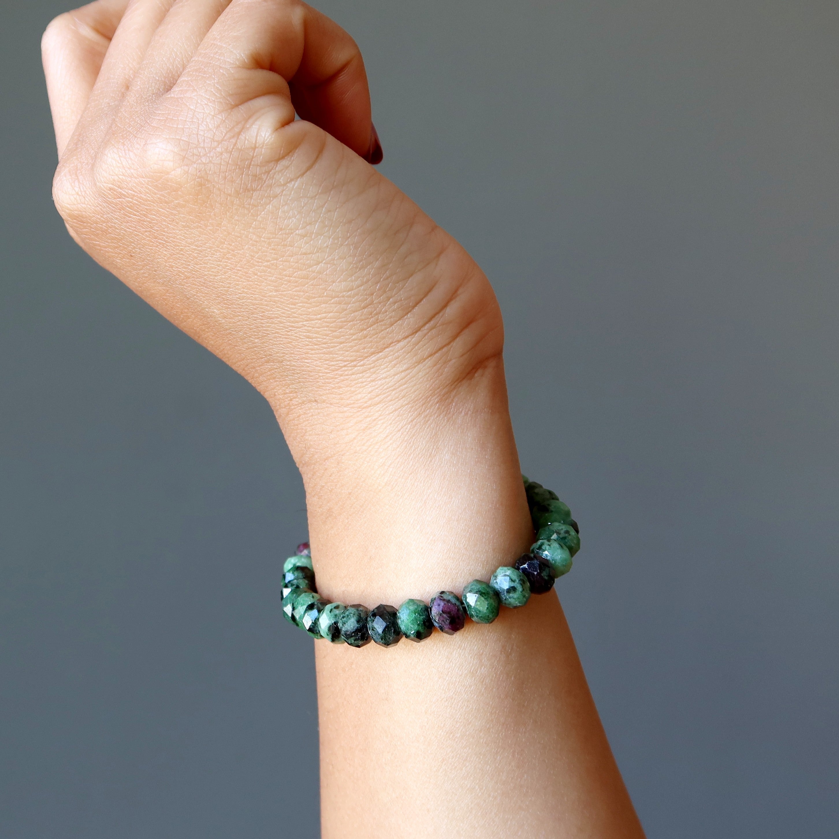Rubin-Zoisit-Armband mit opulenten Edelsteinen aus Sterlingsilber