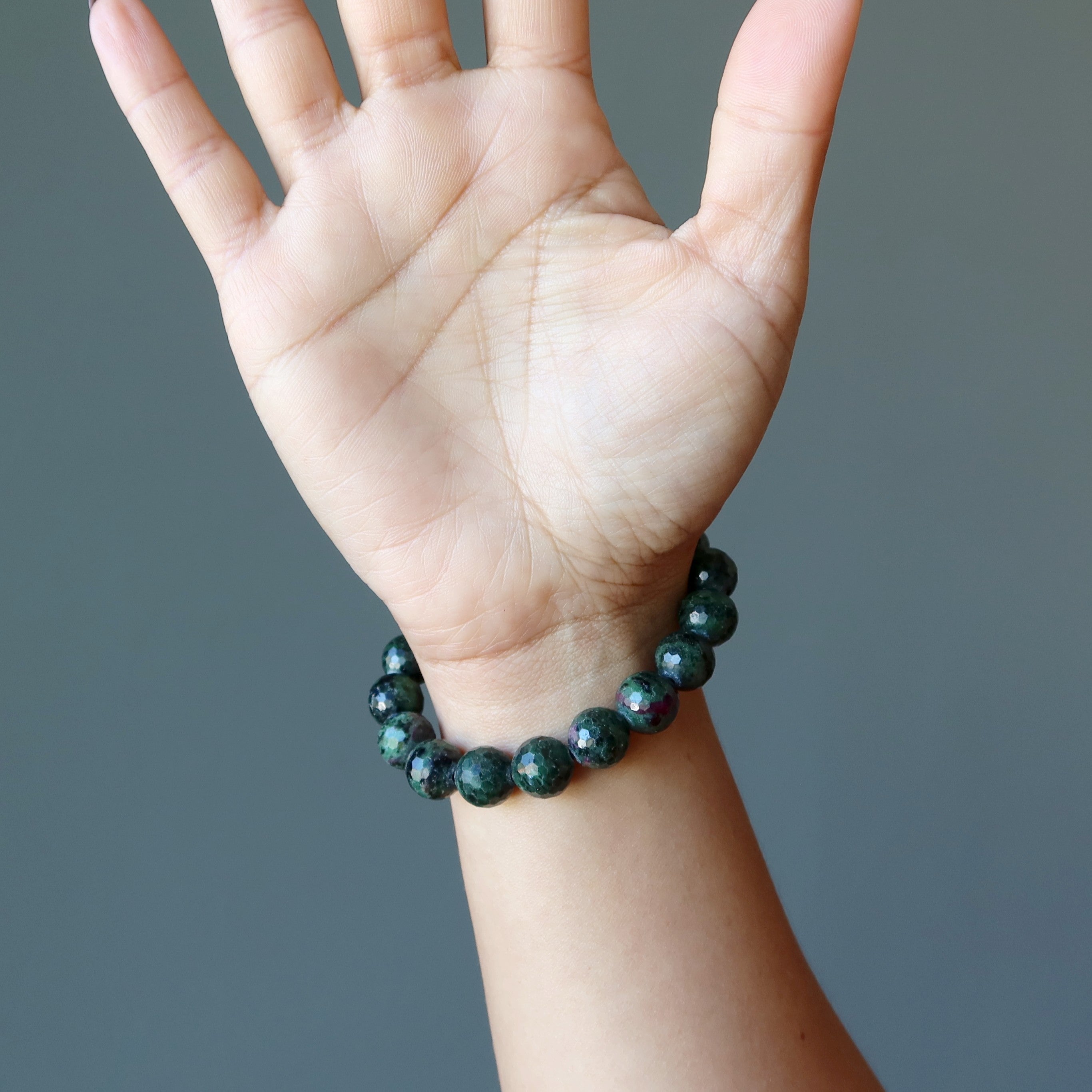 Rubin-Zoisit Armband Reiche grüne facettierte Perlen