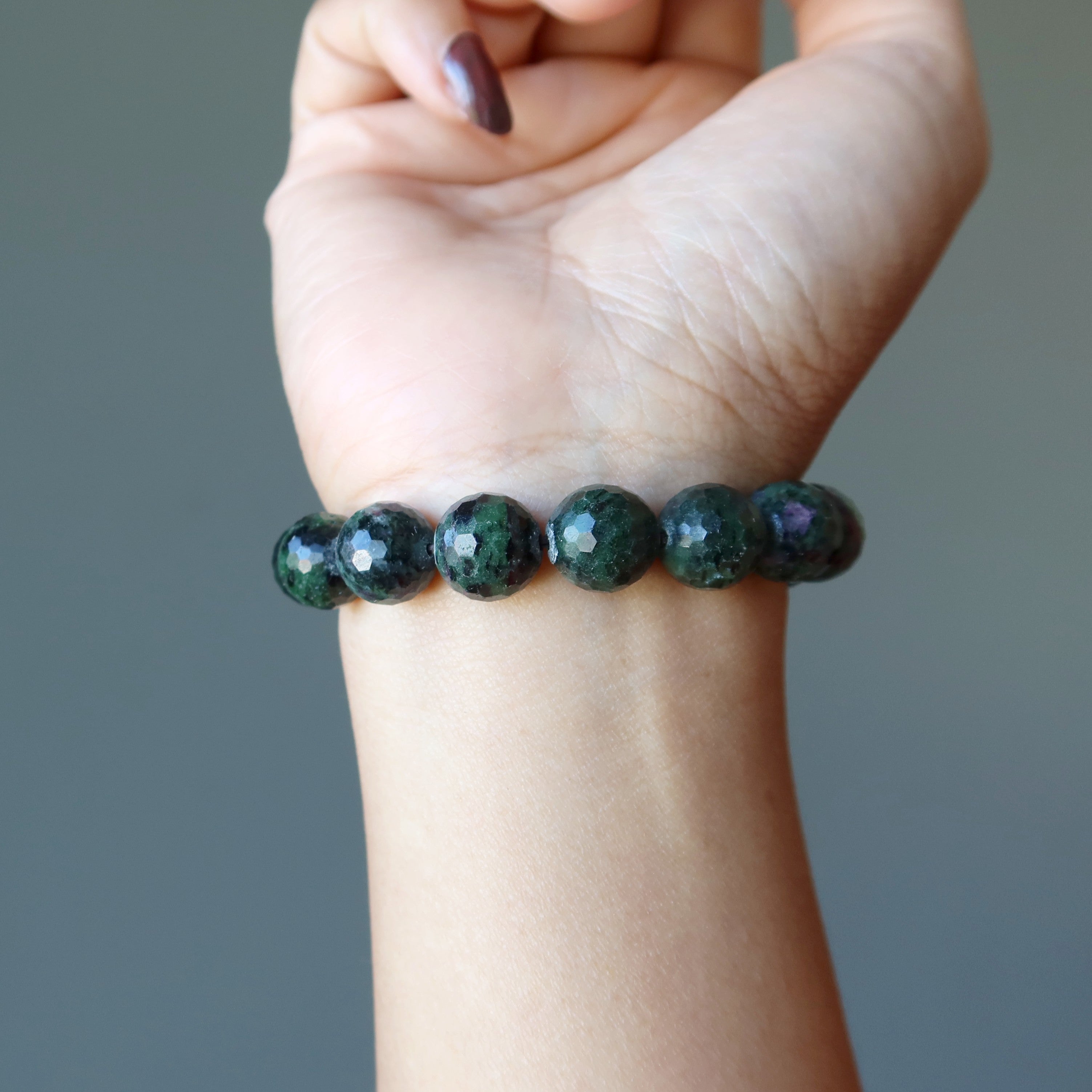Rubin-Zoisit Armband Reiche grüne facettierte Perlen