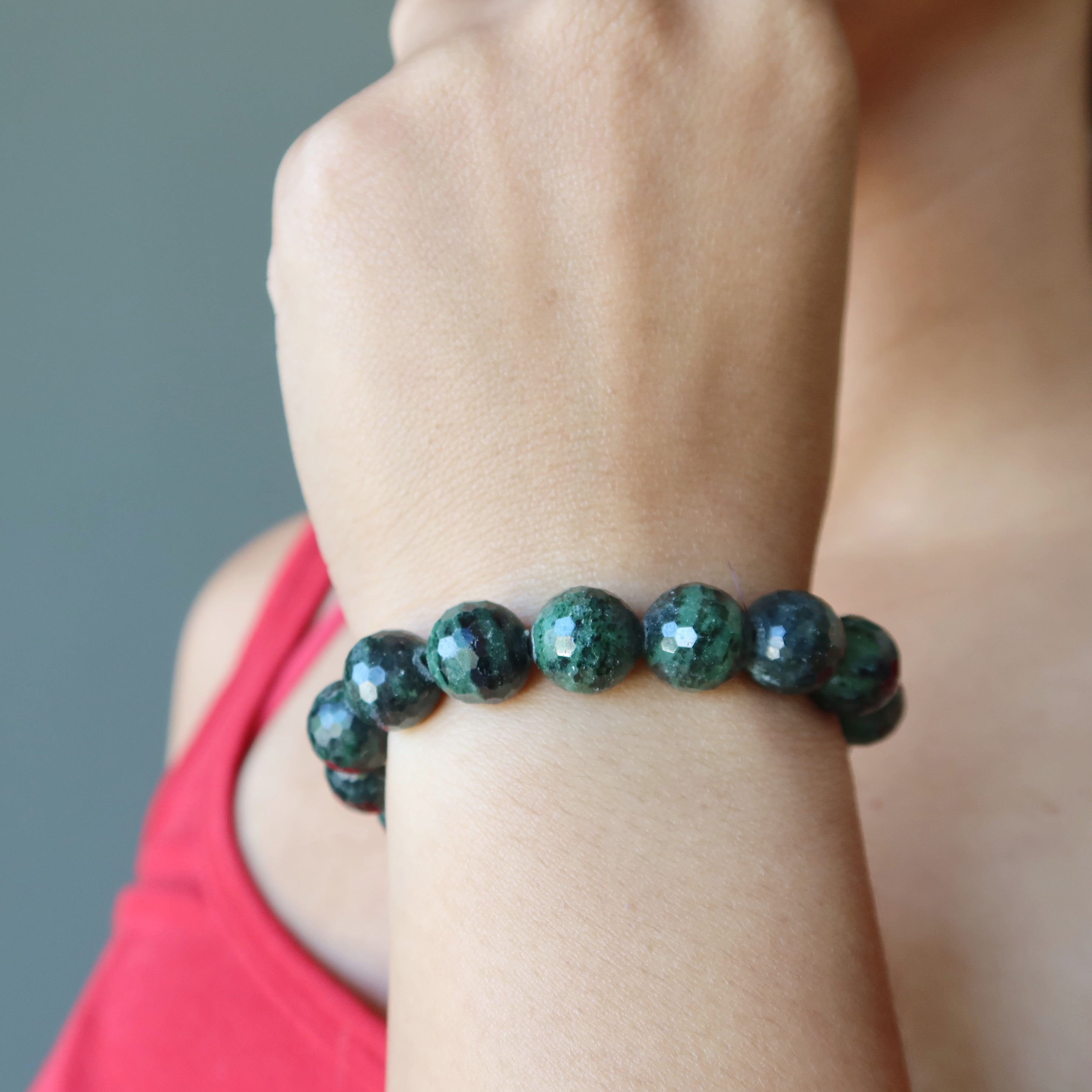 Rubin-Zoisit Armband Reiche grüne facettierte Perlen