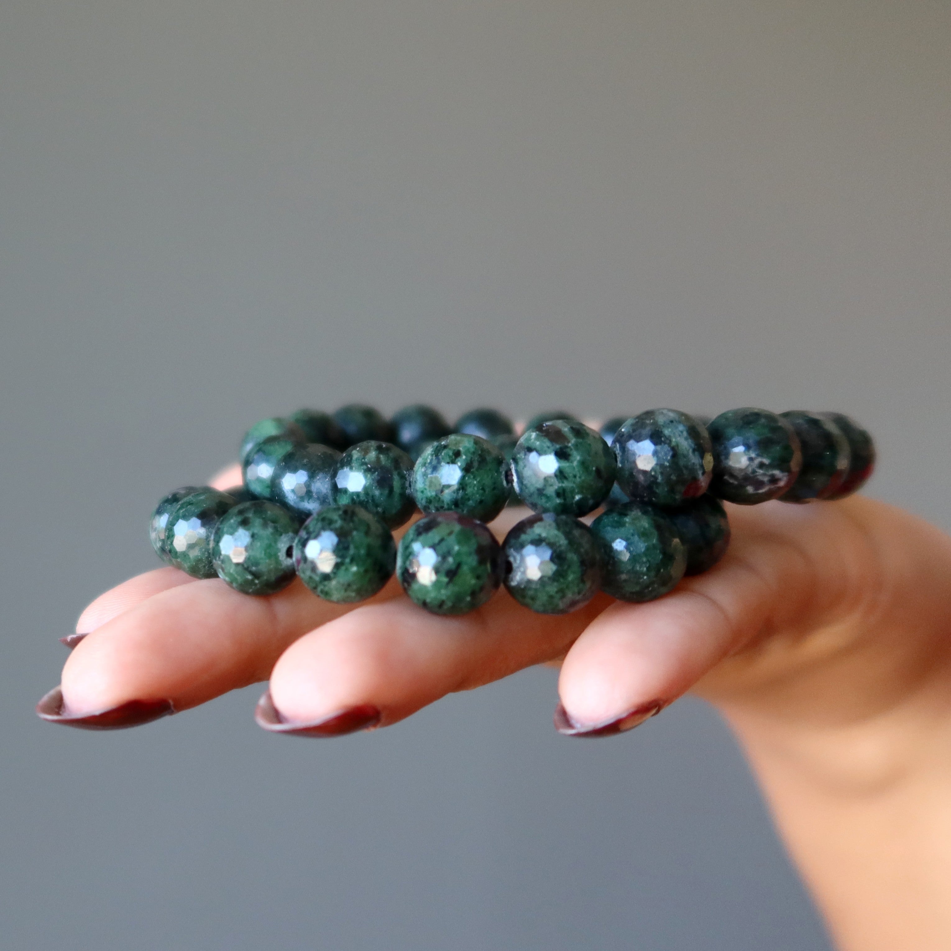 Rubin-Zoisit Armband Reiche grüne facettierte Perlen