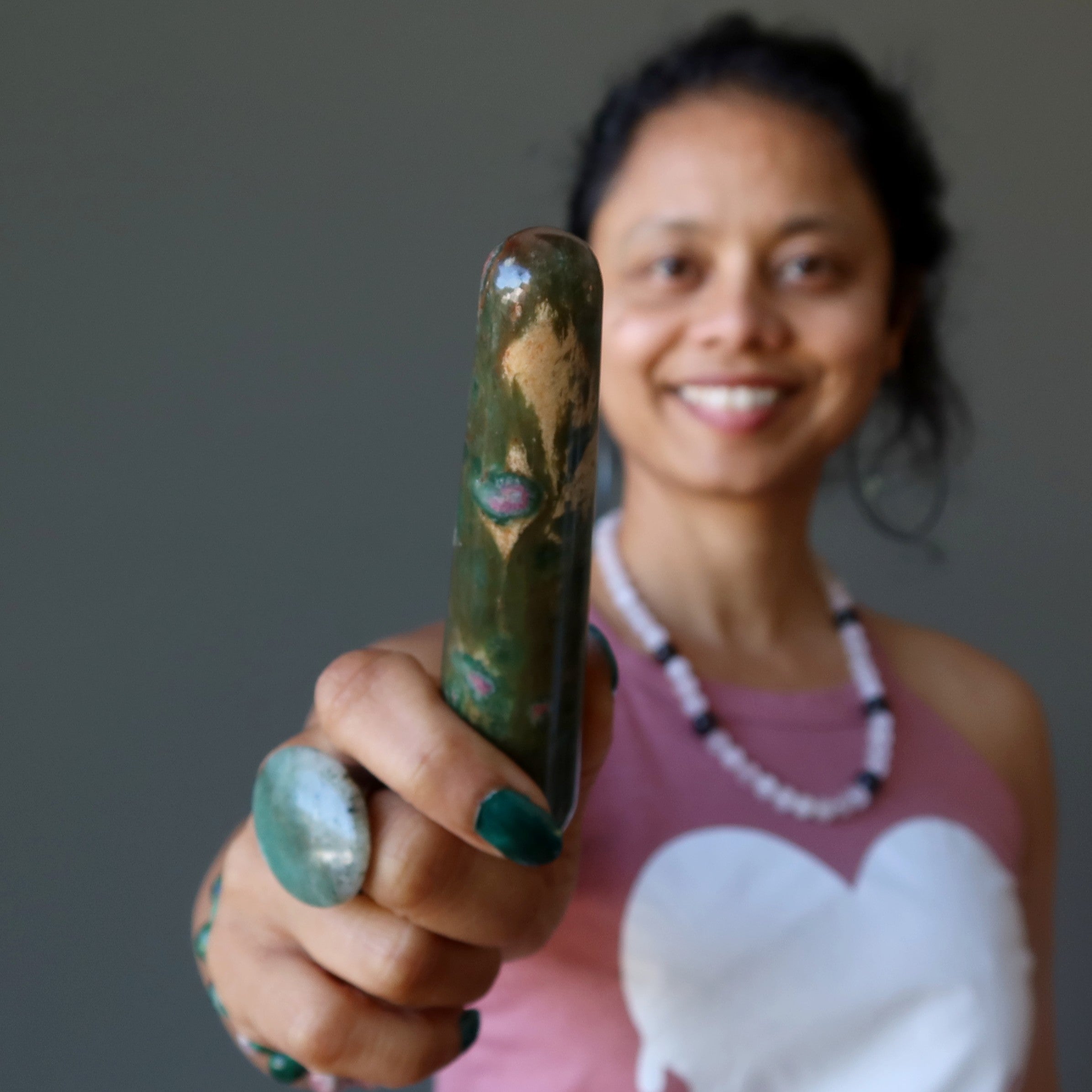 Baguette de Massage Rubis Zoïsite Cristal Vert Méga Gemmes Libération des Tensions