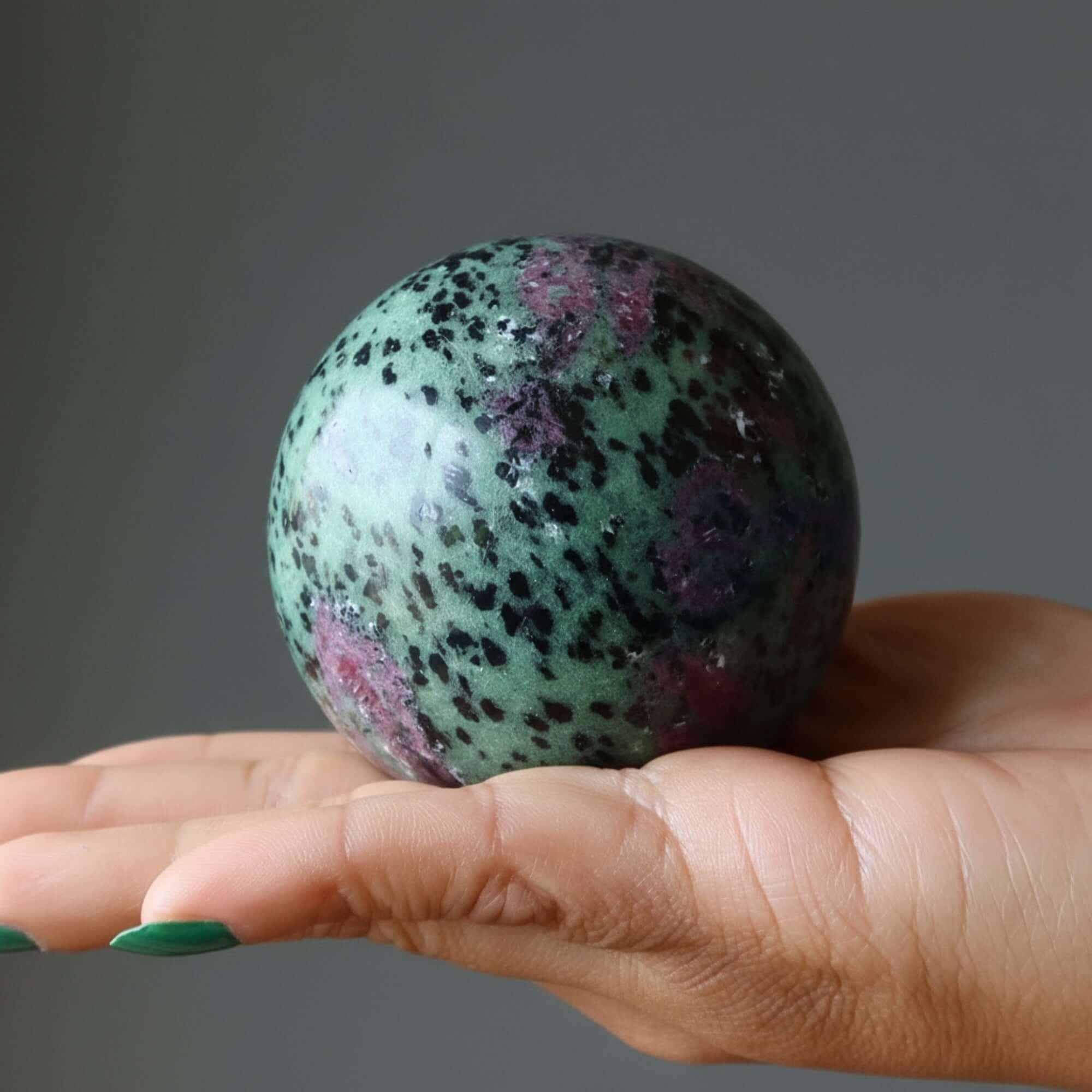 Sphère de rubis zoïsite, boule de cristal d'amour enchanteur