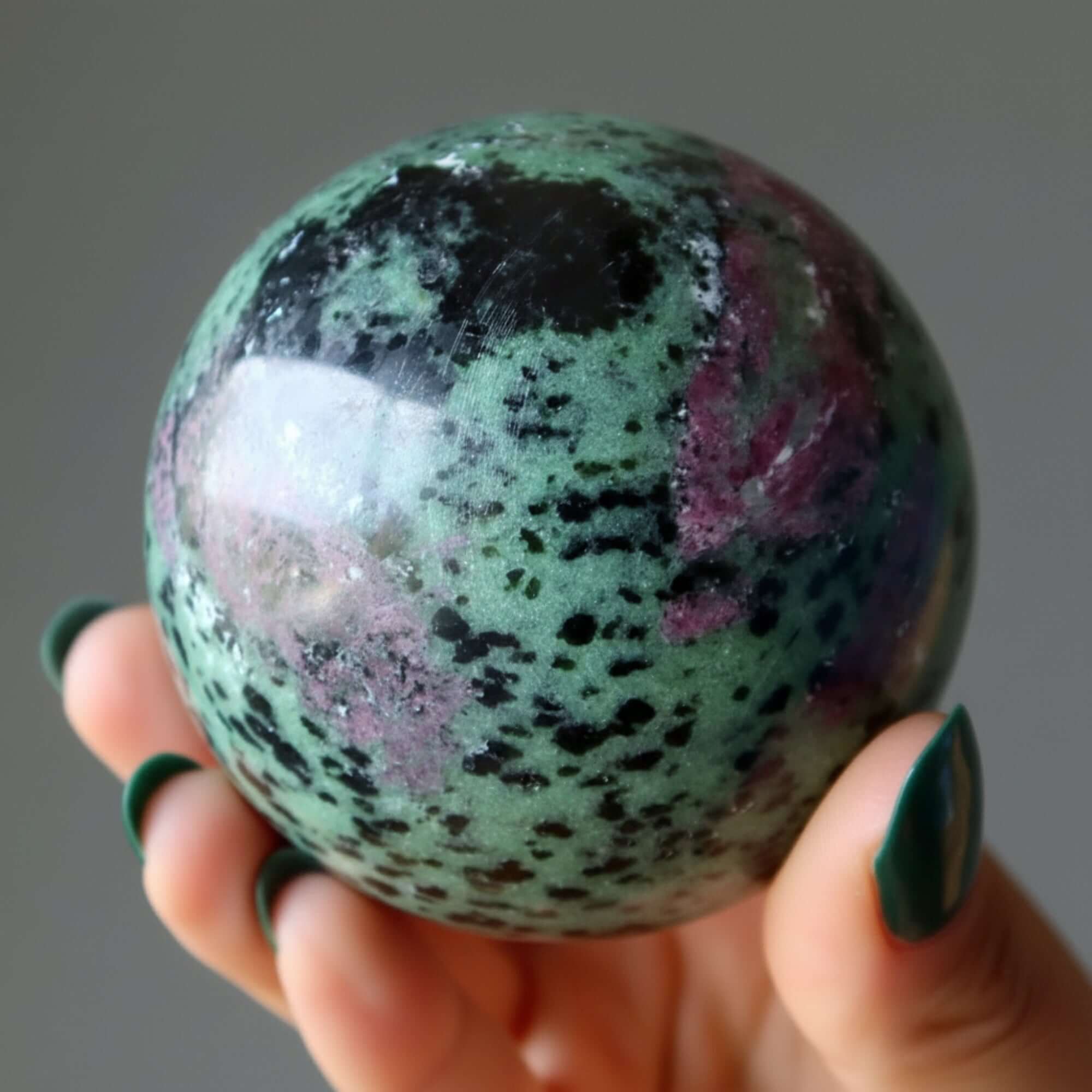 Sphère de rubis zoïsite, boule de cristal d'amour enchanteur