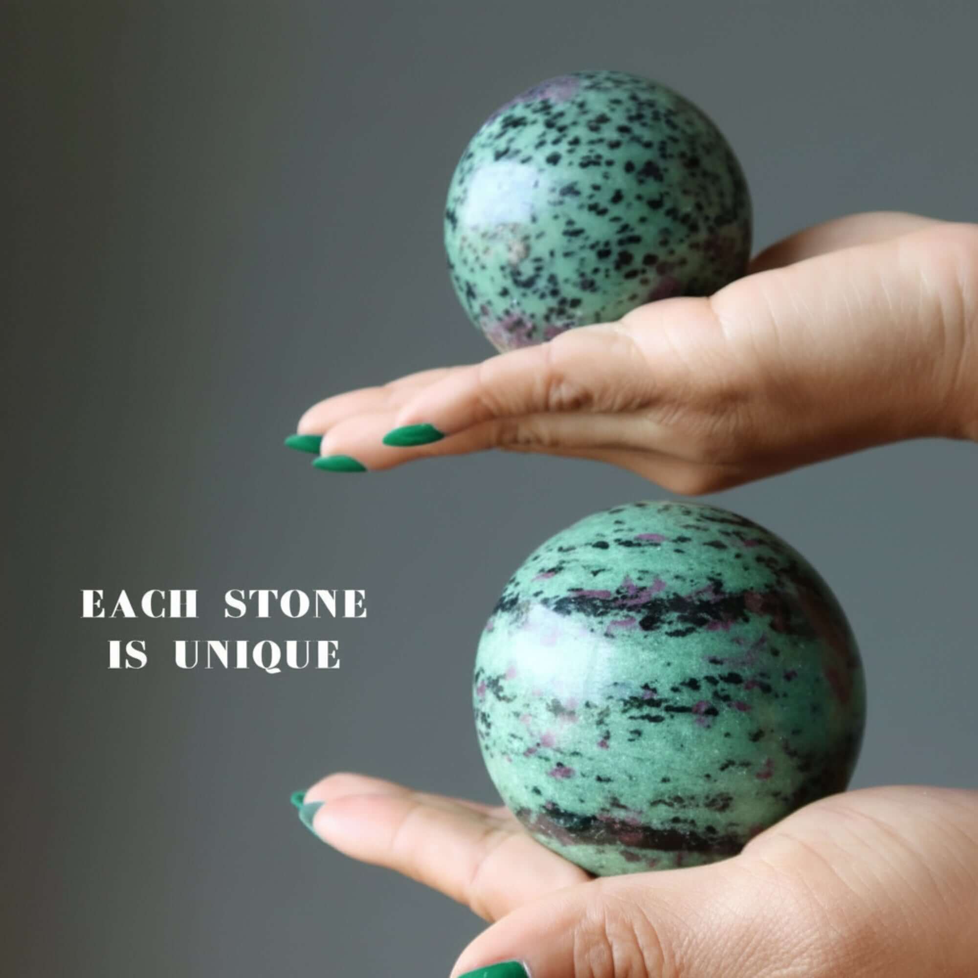 Sphère de rubis zoïsite, boule de cristal d'amour enchanteur