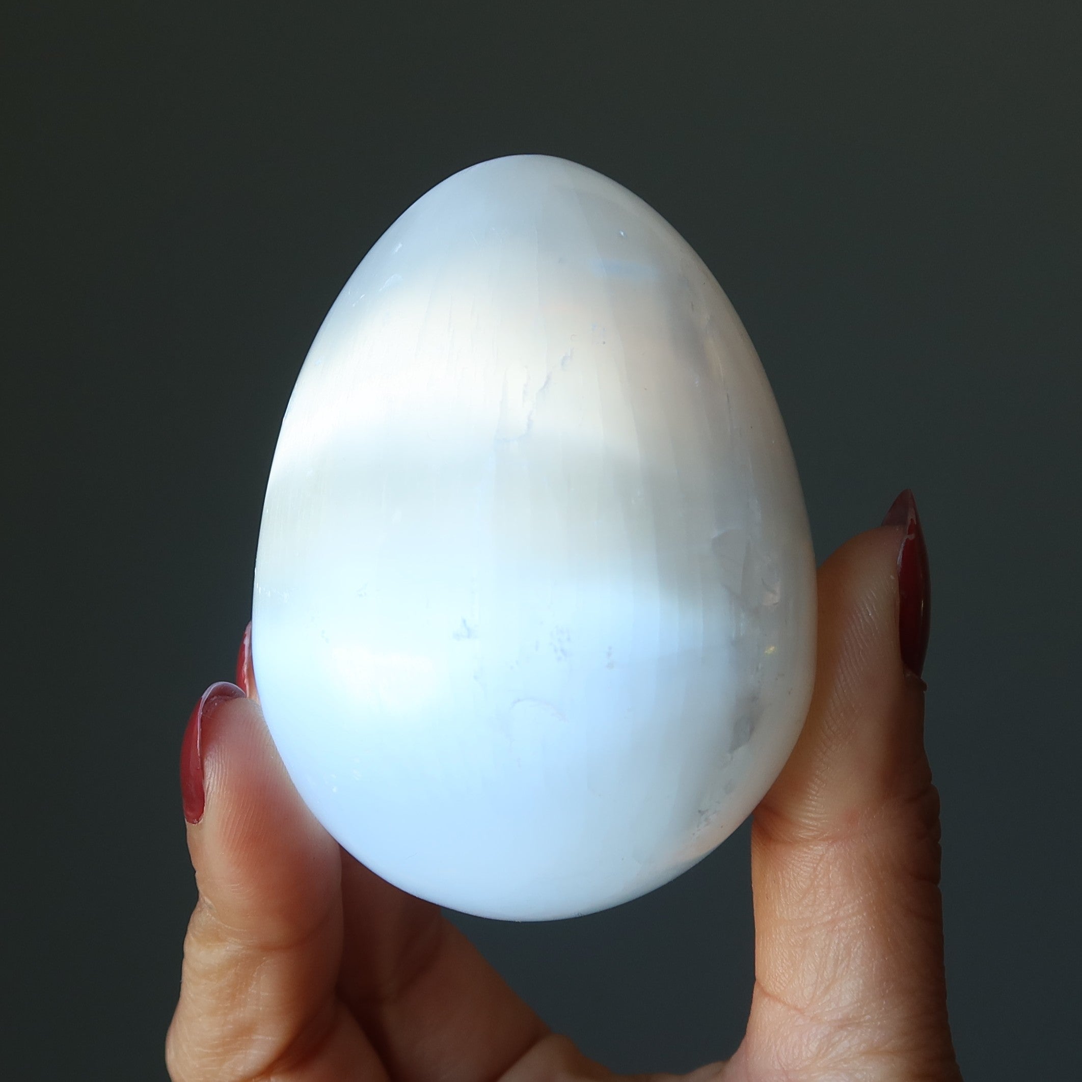 Œuf en sélénite, gypse fibreux blanc satiné lumineux, pierre de méditation