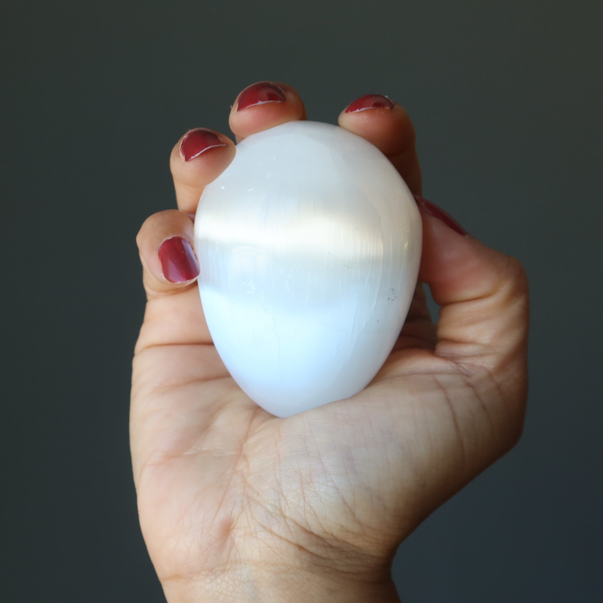 Œuf en sélénite, gypse fibreux blanc satiné lumineux, pierre de méditation