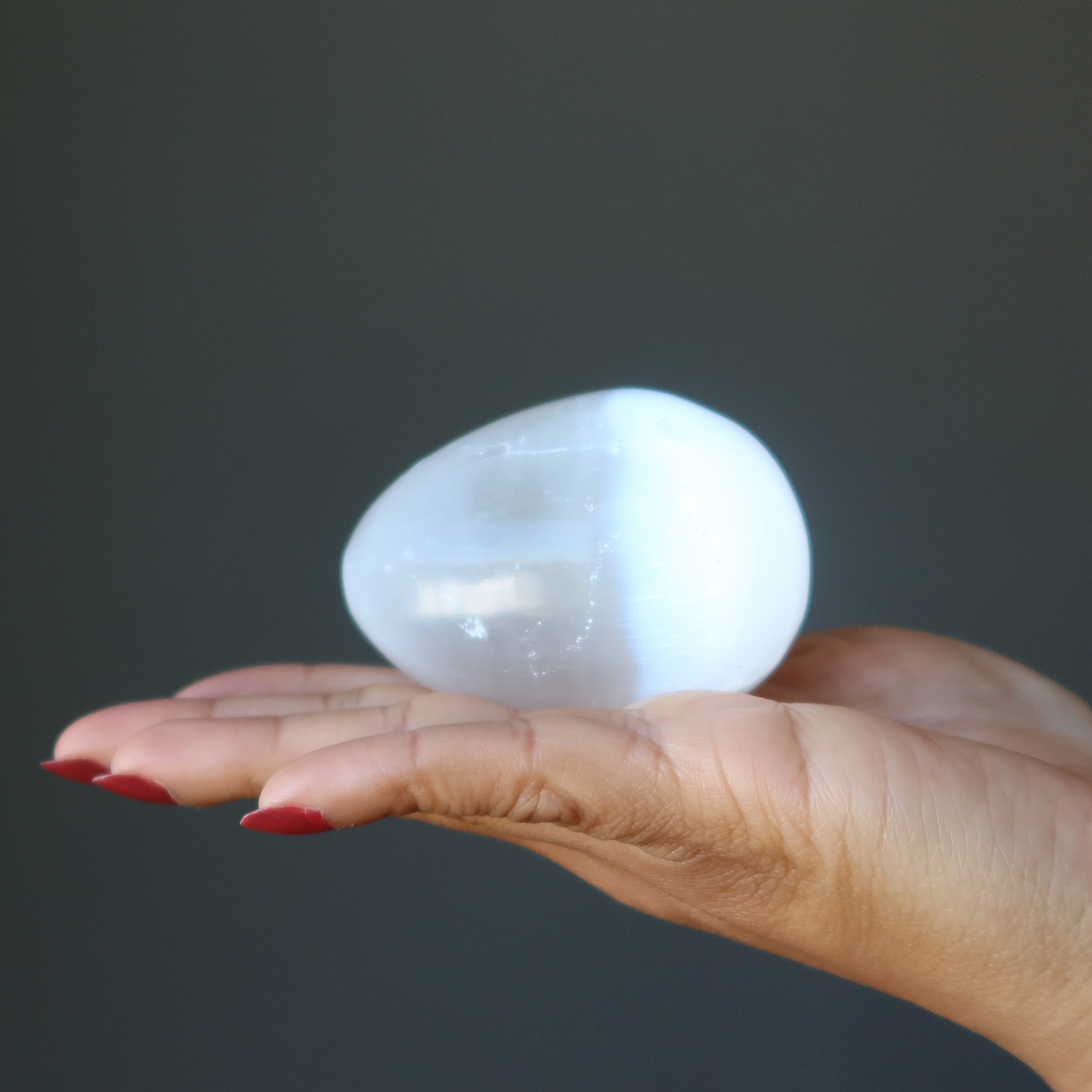 Œuf en sélénite, gypse fibreux blanc satiné lumineux, pierre de méditation