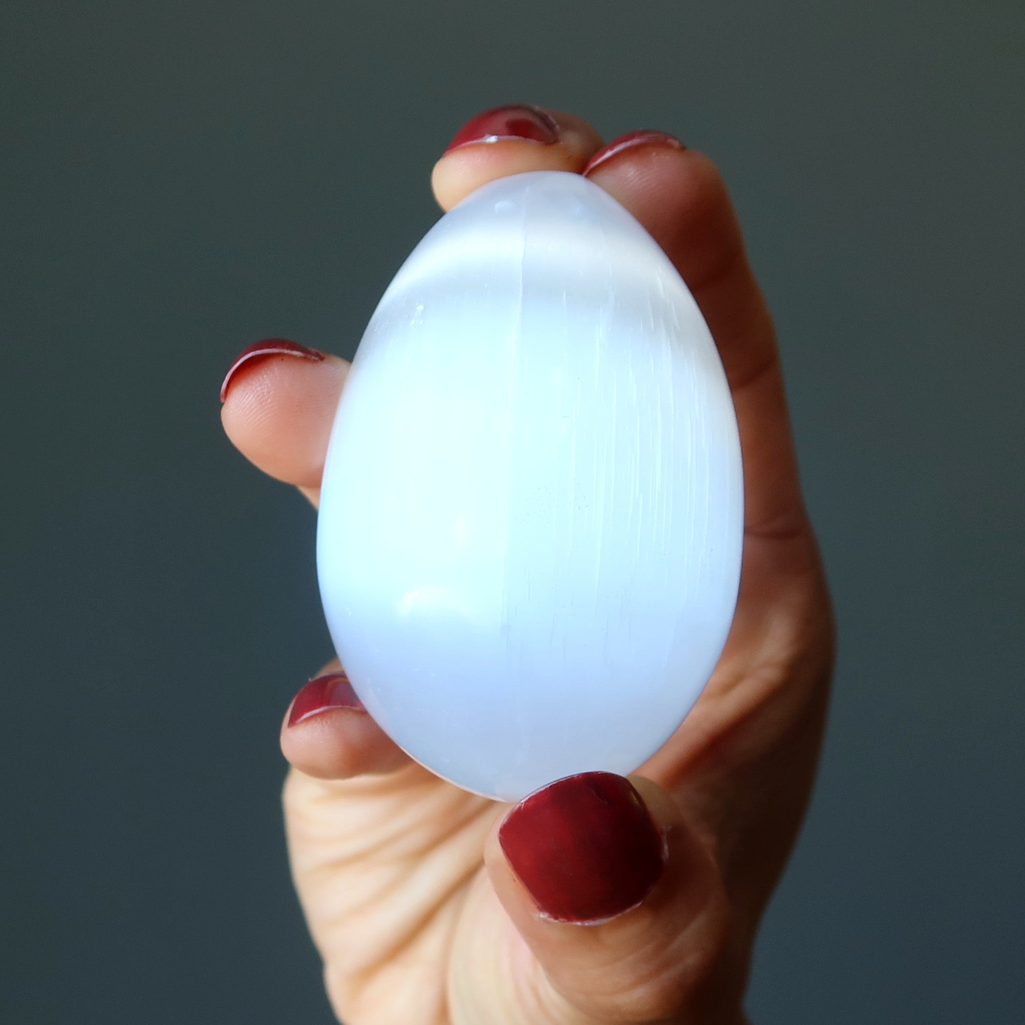 Œuf en sélénite, gypse fibreux blanc satiné lumineux, pierre de méditation