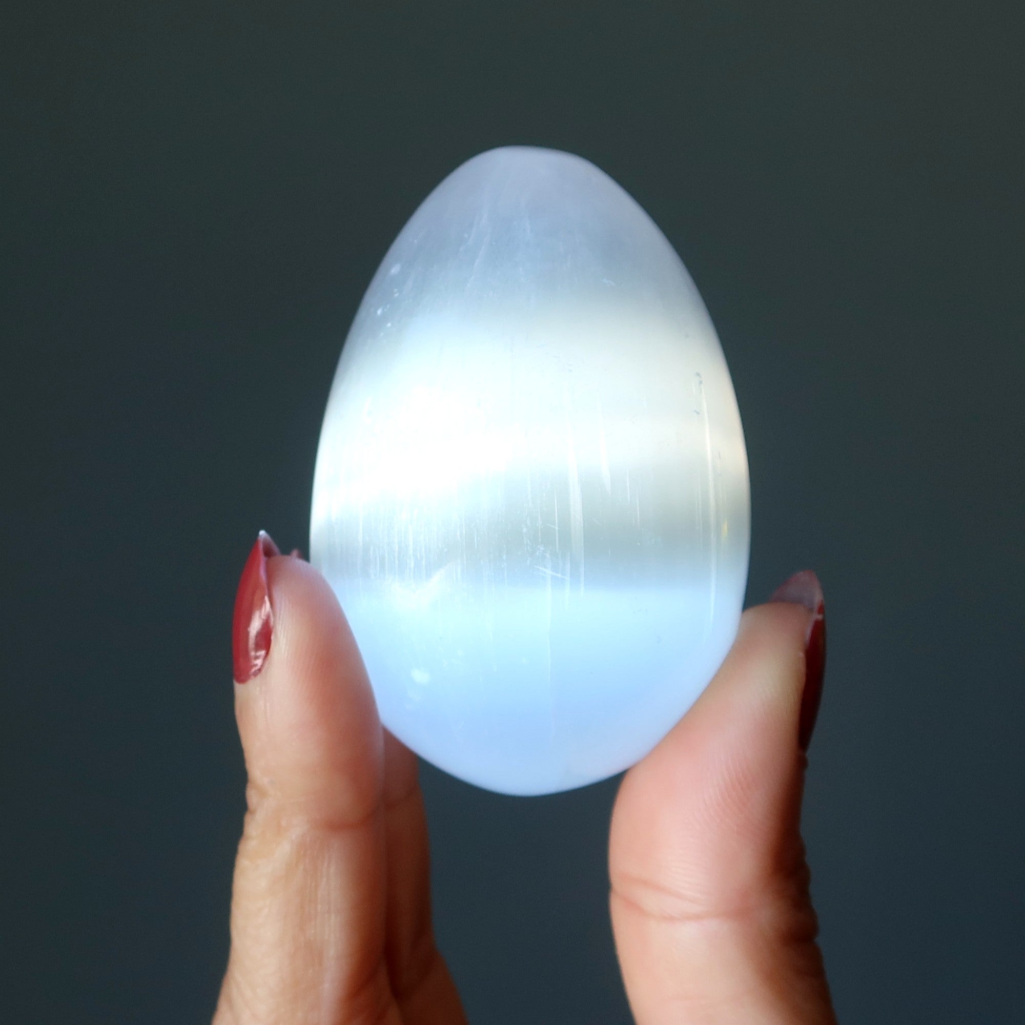 Œuf en sélénite, gypse fibreux blanc satiné lumineux, pierre de méditation