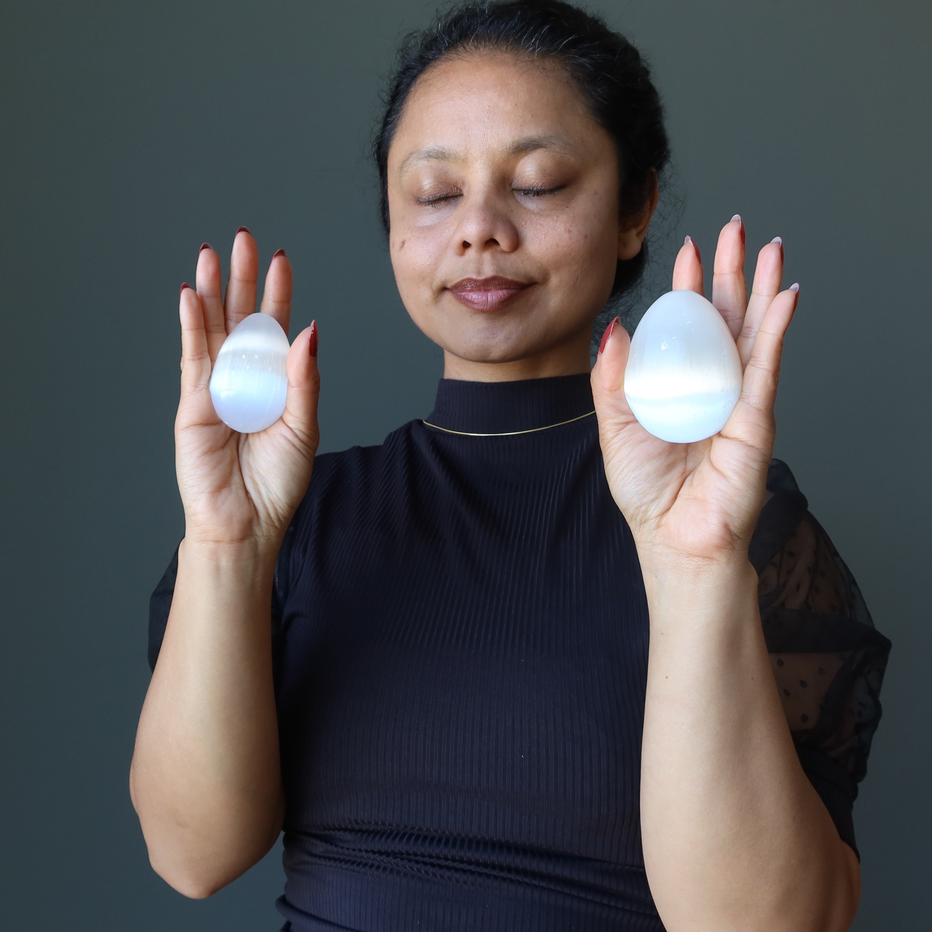 Œuf en sélénite, gypse fibreux blanc satiné lumineux, pierre de méditation