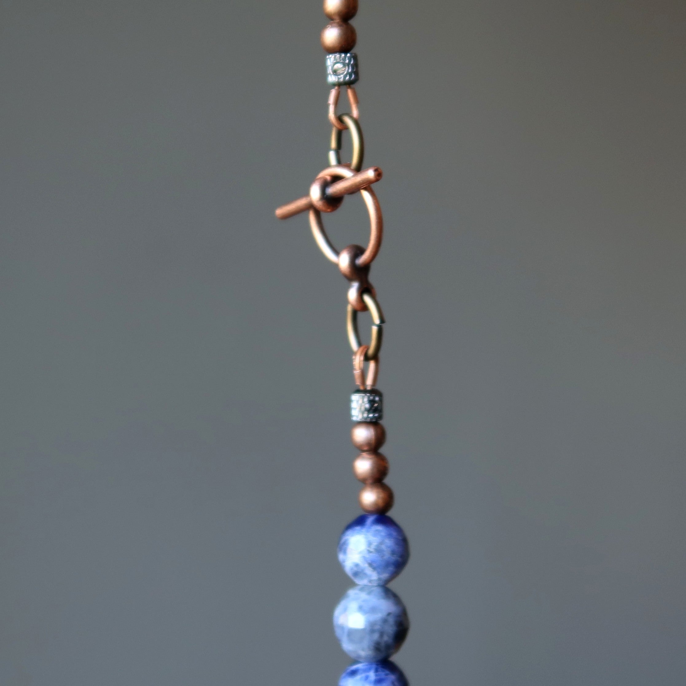 Collier en sélénite Loup Hurlant Pierre de sodalite