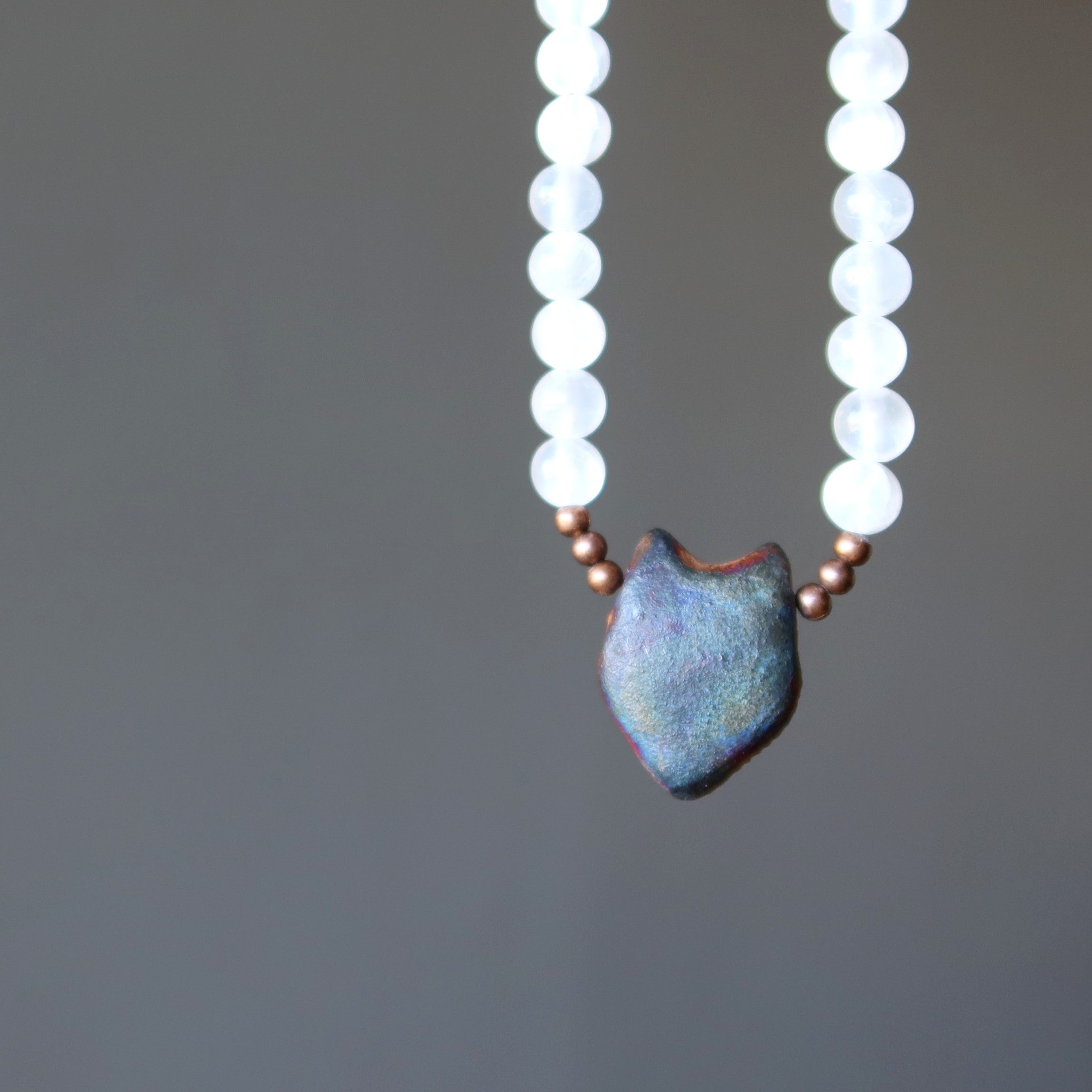 Collier en sélénite Loup Hurlant Pierre de sodalite