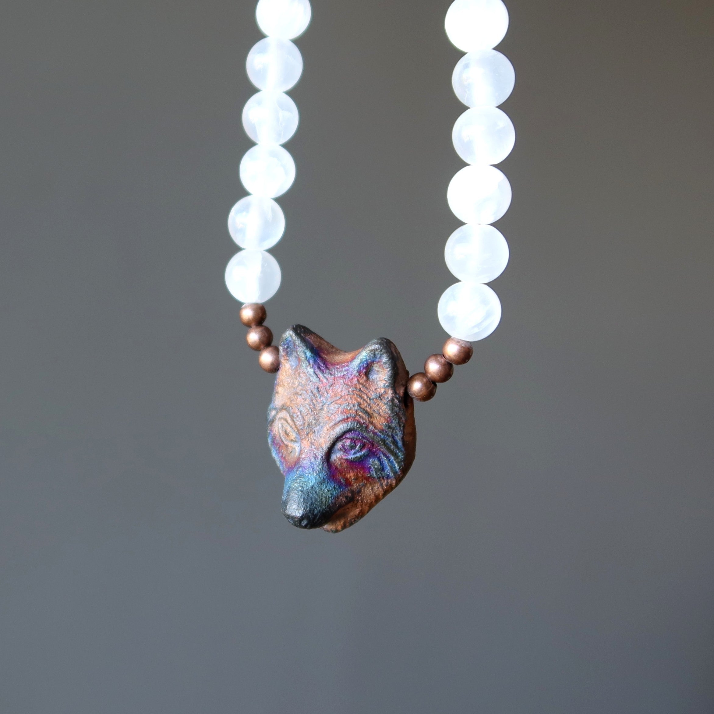 Collier en sélénite Loup Hurlant Pierre de sodalite