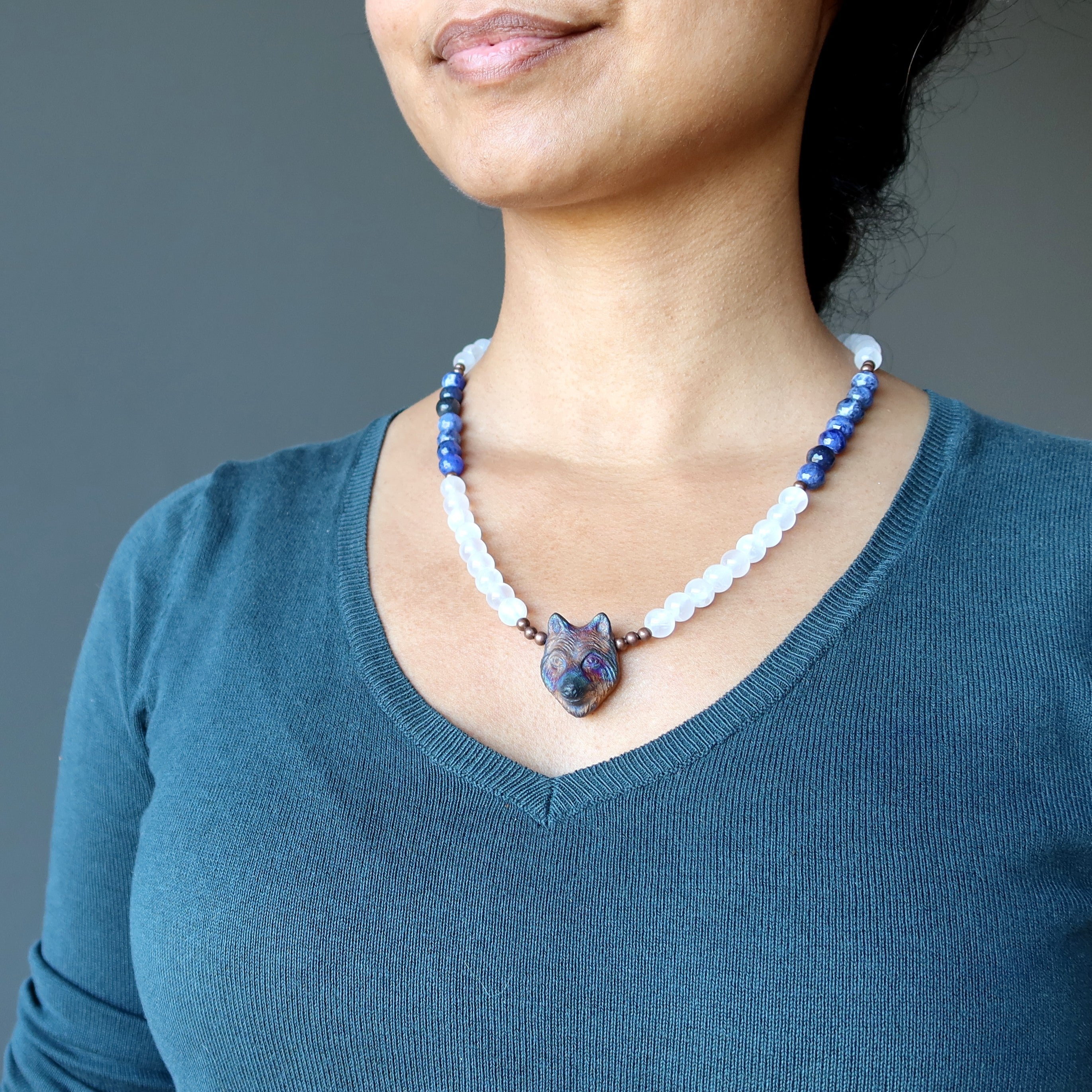 Collier en sélénite Loup Hurlant Pierre de sodalite