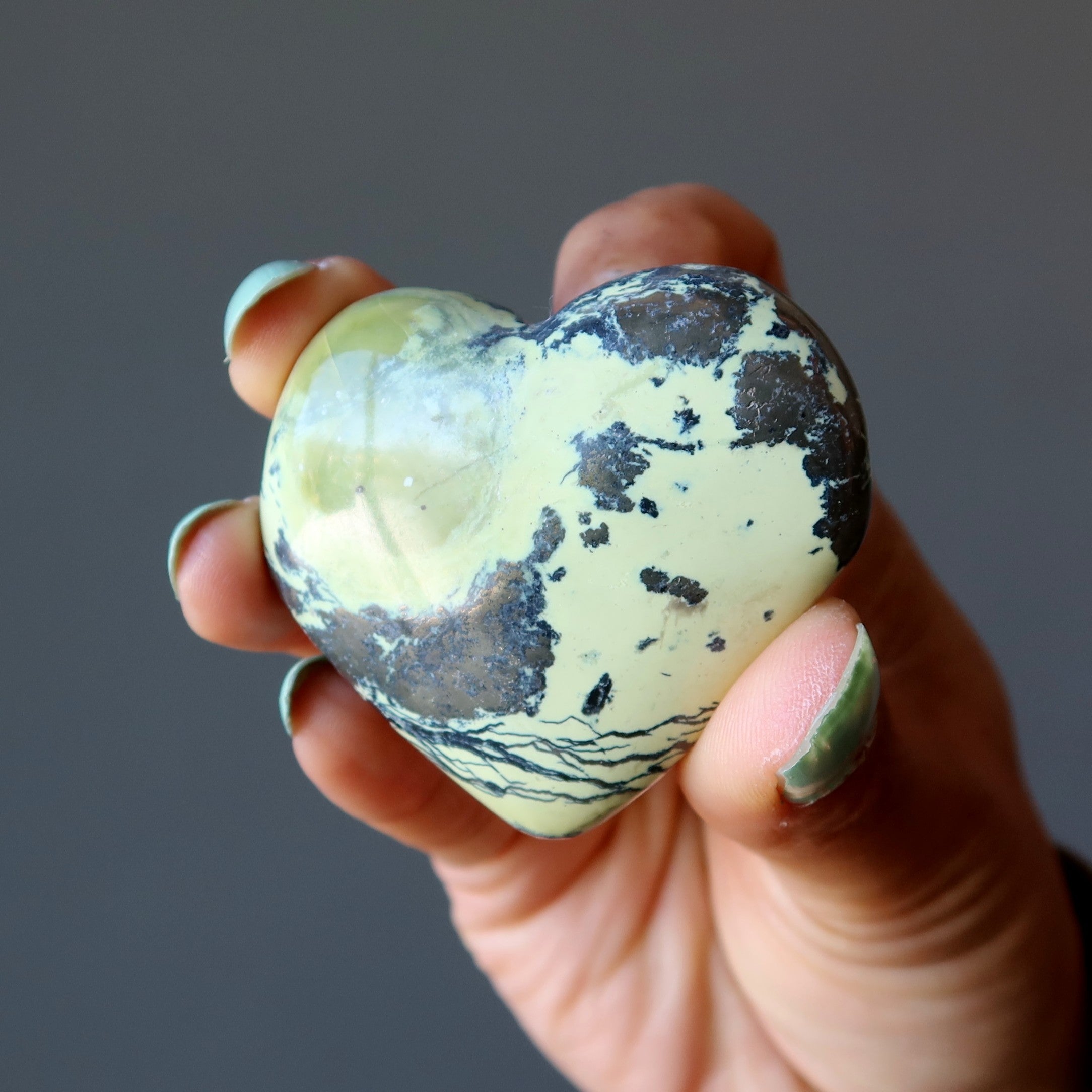 Serpentinenherz aus Gold Pyrit Jugendliches Frühlingsgrün Liebe