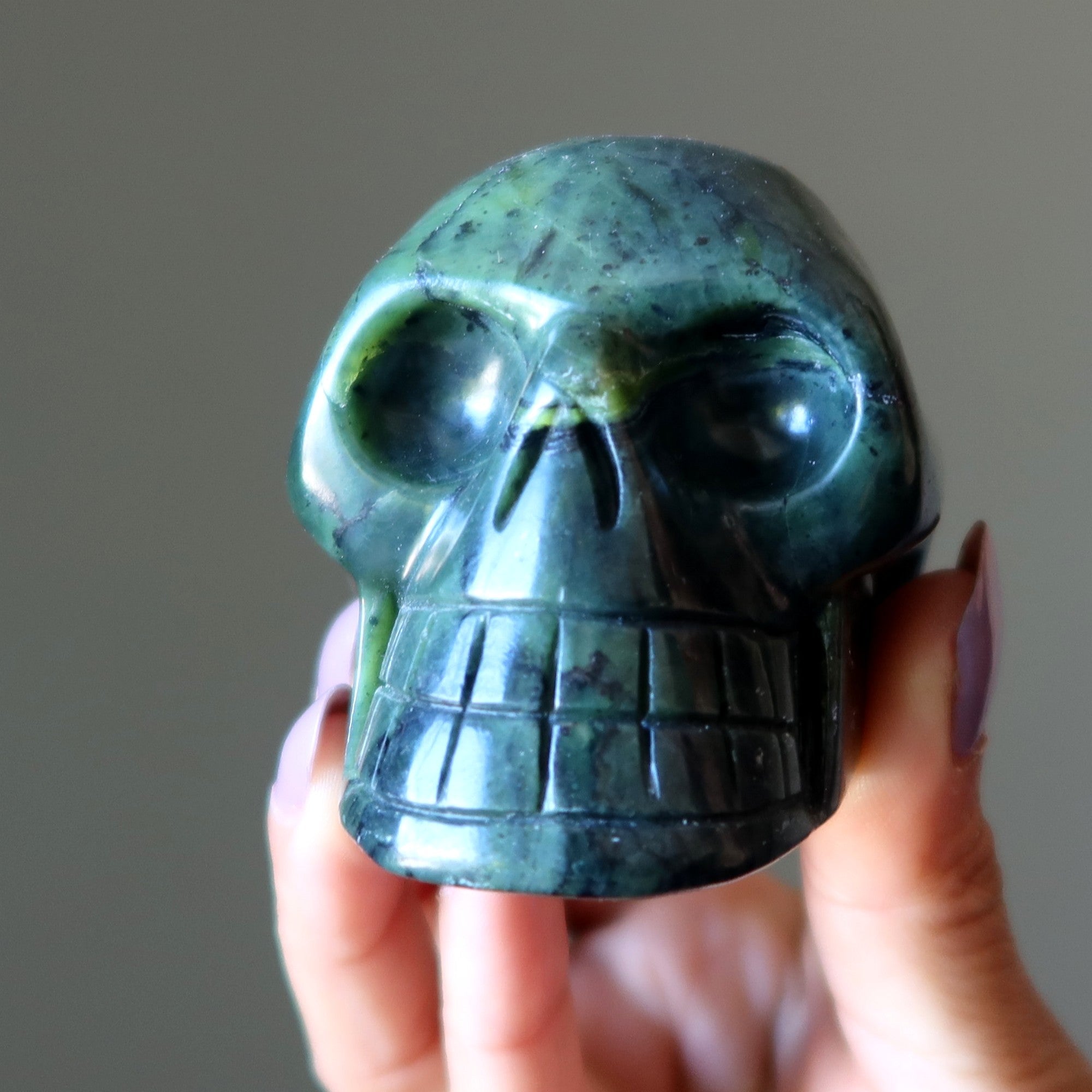 Figurine en cristal de siffleur extraterrestre vert foncé et crâne serpentin
