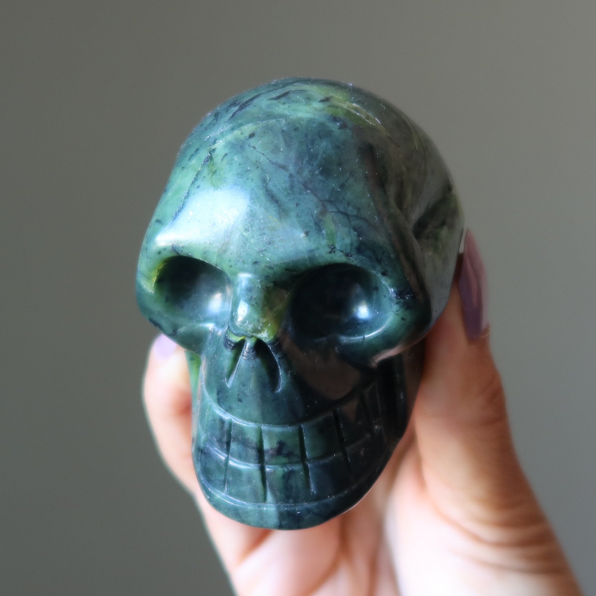 Figurine en cristal de siffleur extraterrestre vert foncé et crâne serpentin