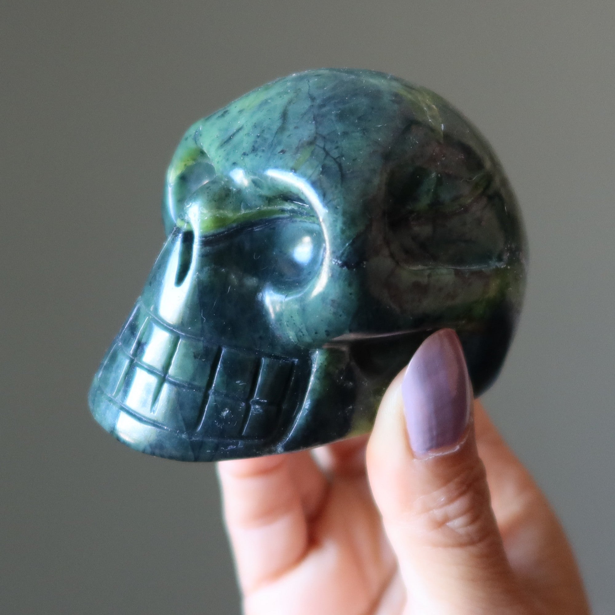 Figurine en cristal de siffleur extraterrestre vert foncé et crâne serpentin