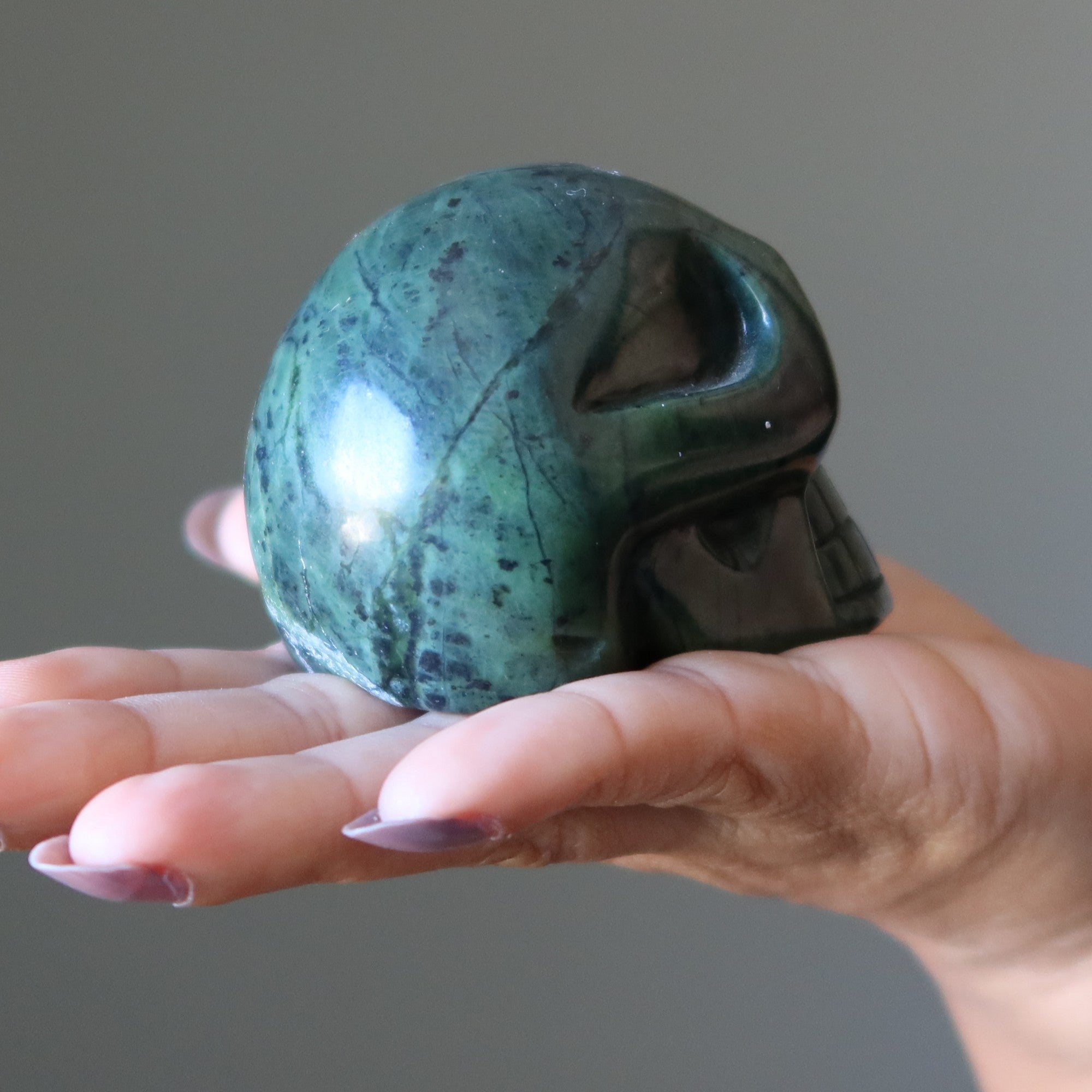 Figurine en cristal de siffleur extraterrestre vert foncé et crâne serpentin