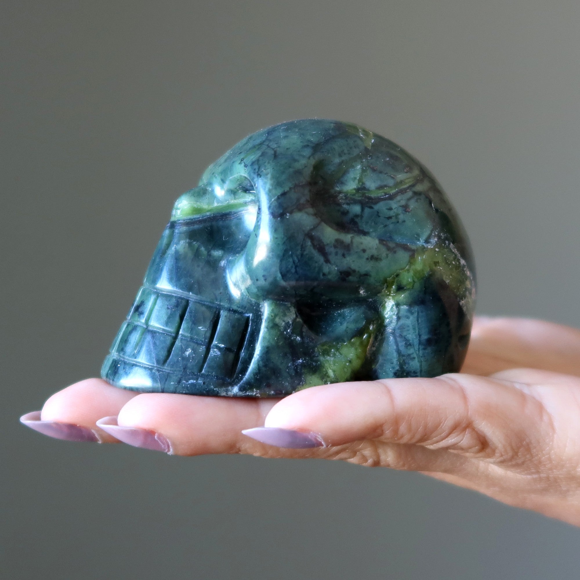 Figurine en cristal de siffleur extraterrestre vert foncé et crâne serpentin
