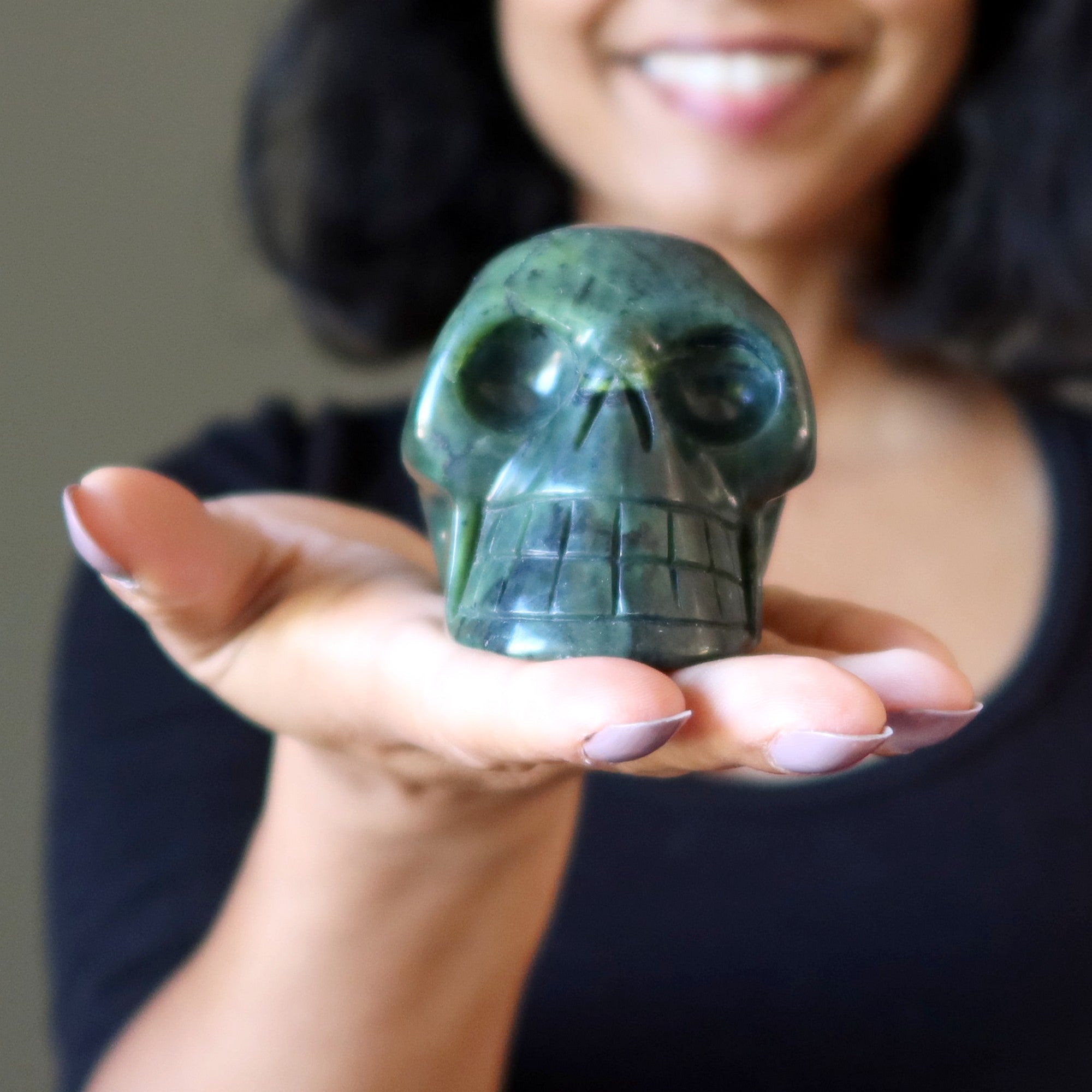 Figurine en cristal de siffleur extraterrestre vert foncé et crâne serpentin