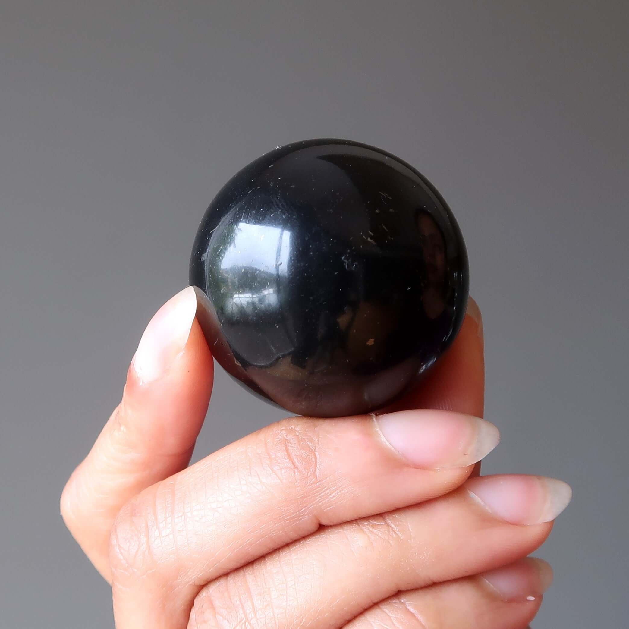 Sphère de shungite boule de cristal guerrier blessé