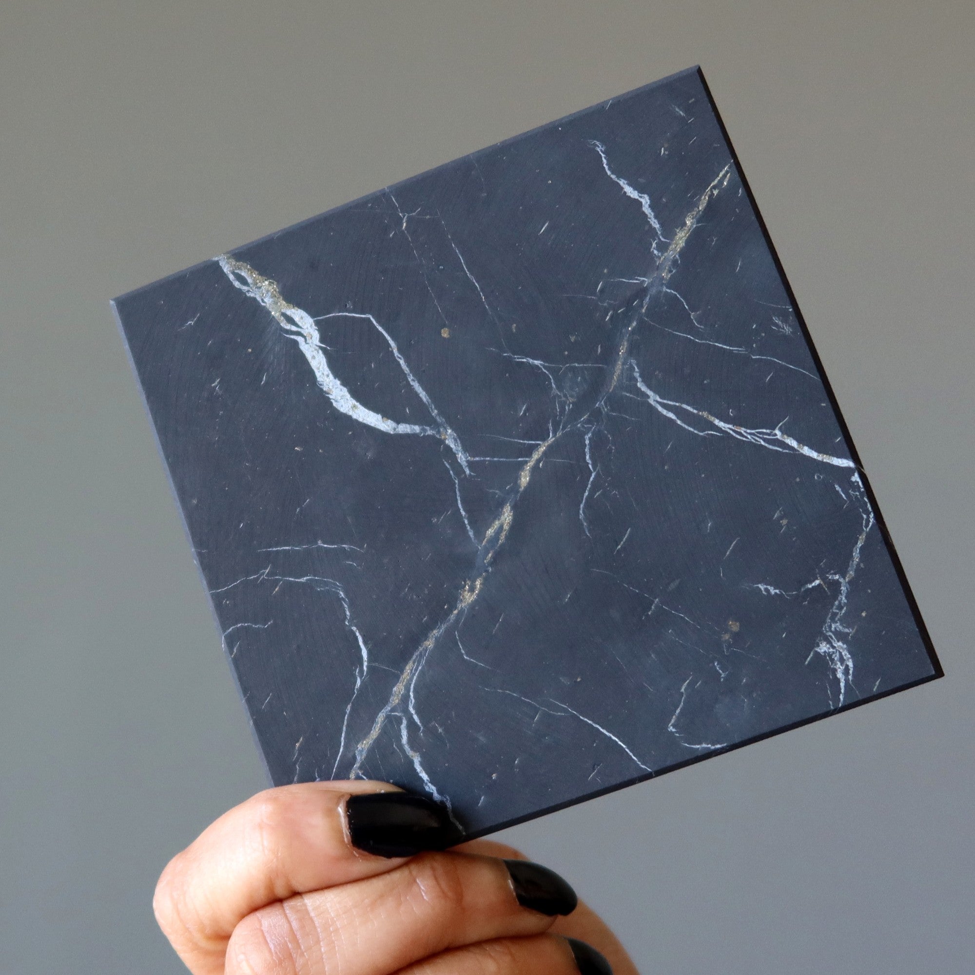 Plaque carrée protectrice, nettoyante et chargeante en shungite