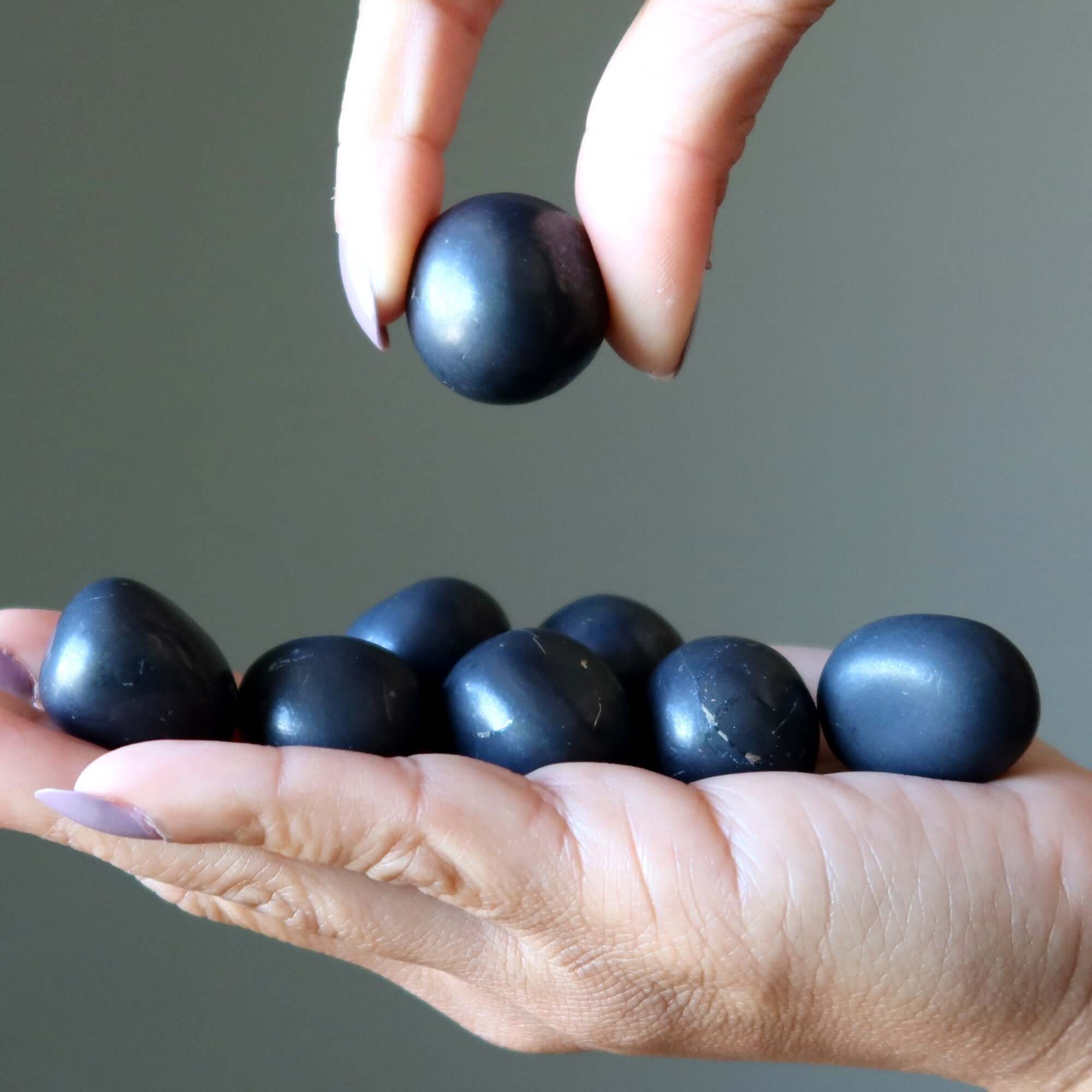 Pierre roulée de shungite, gemme protectrice contre le mauvais œil