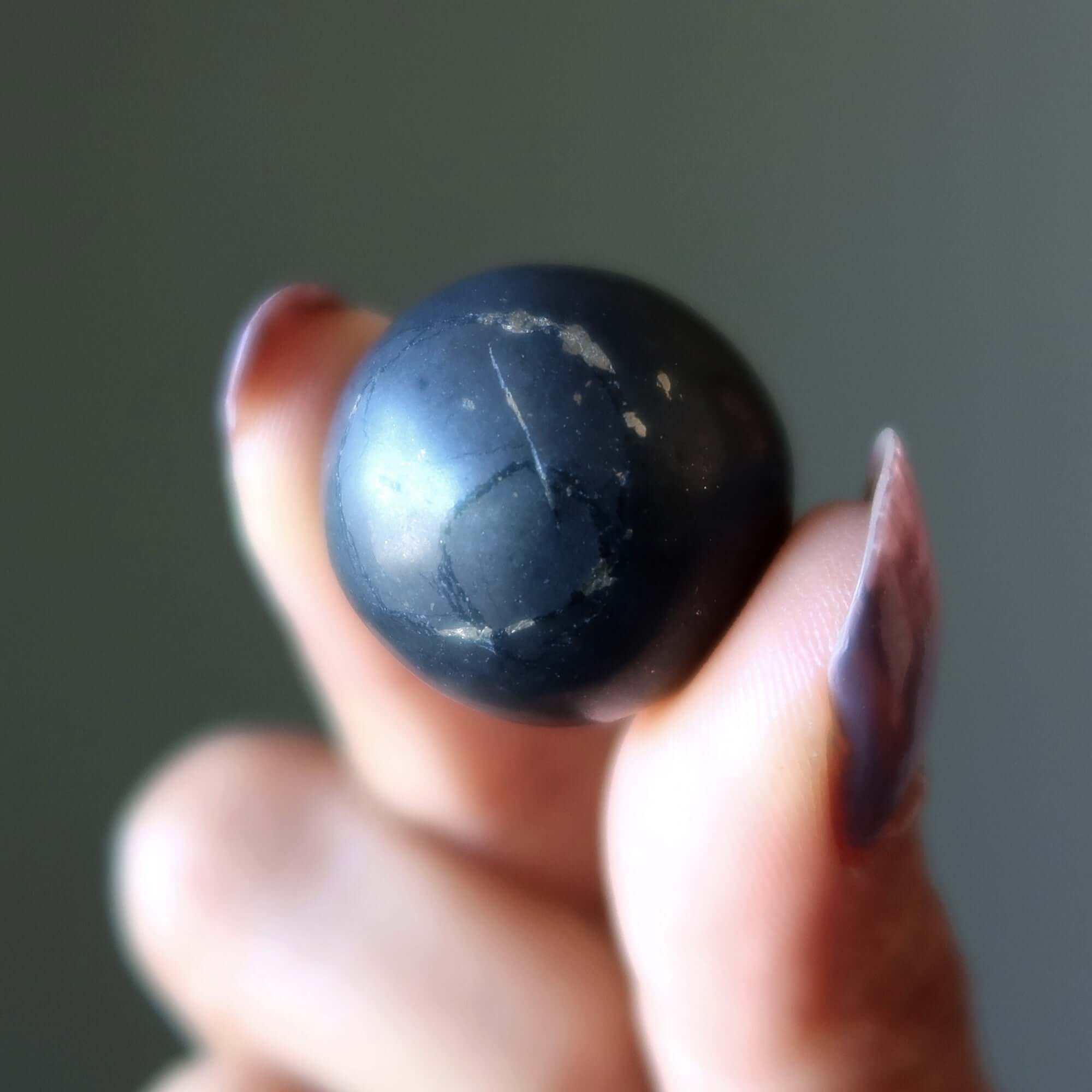 Pierre roulée de shungite, gemme protectrice contre le mauvais œil