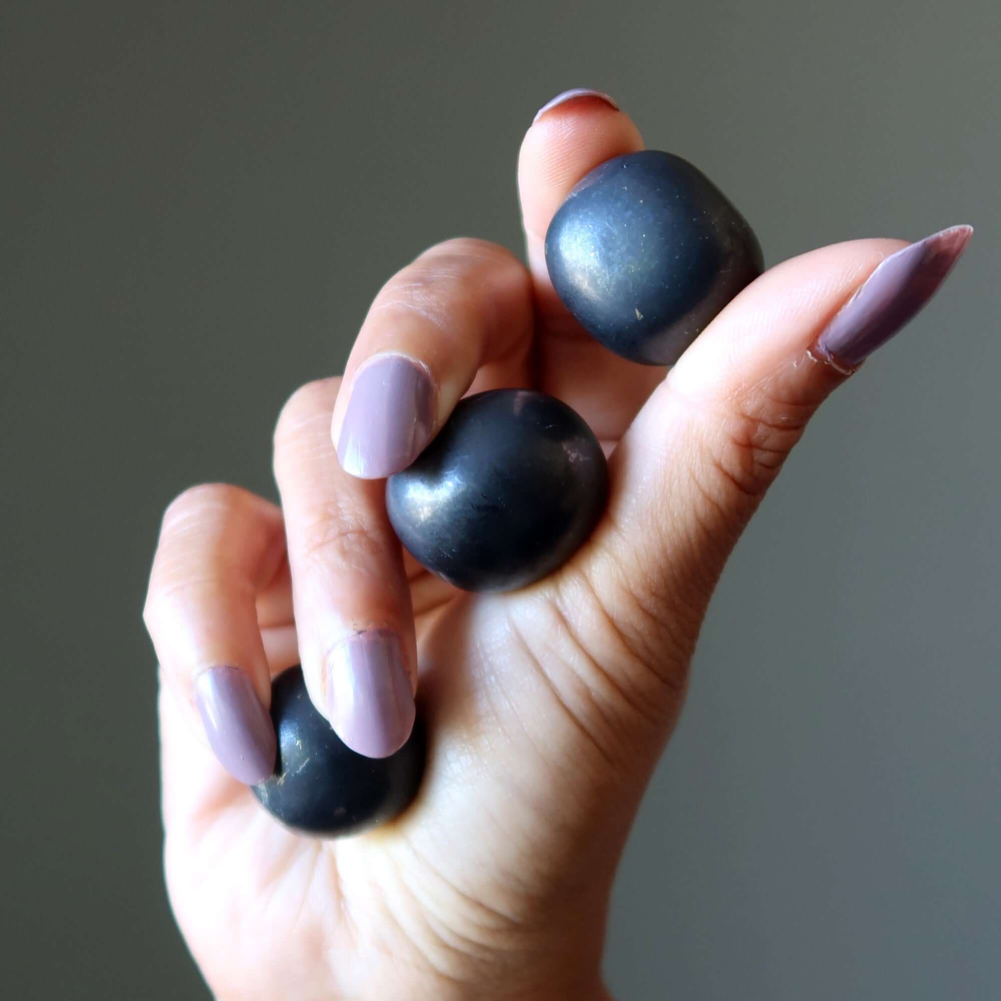 Pierre roulée de shungite, gemme protectrice contre le mauvais œil
