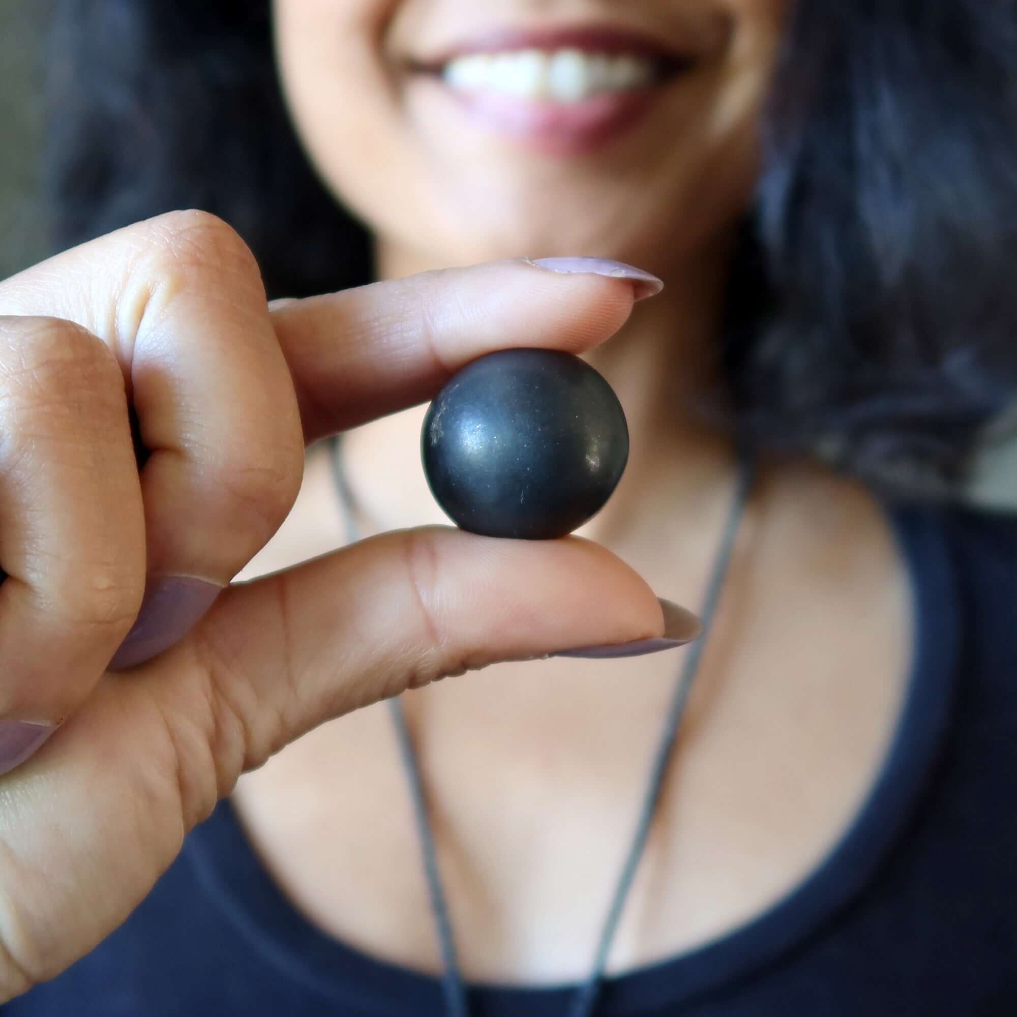 Pierre roulée de shungite, gemme protectrice contre le mauvais œil