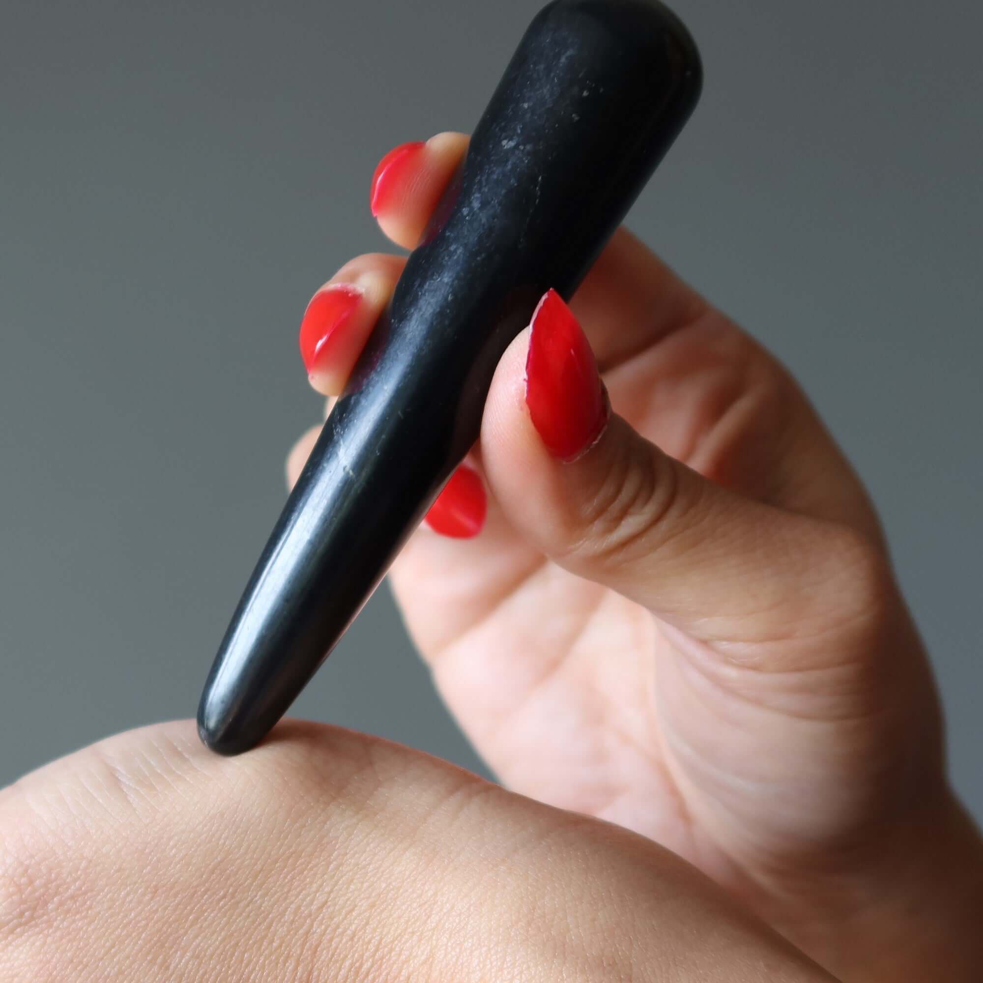 Bâton de massage en shungite pour la détoxification énergétique