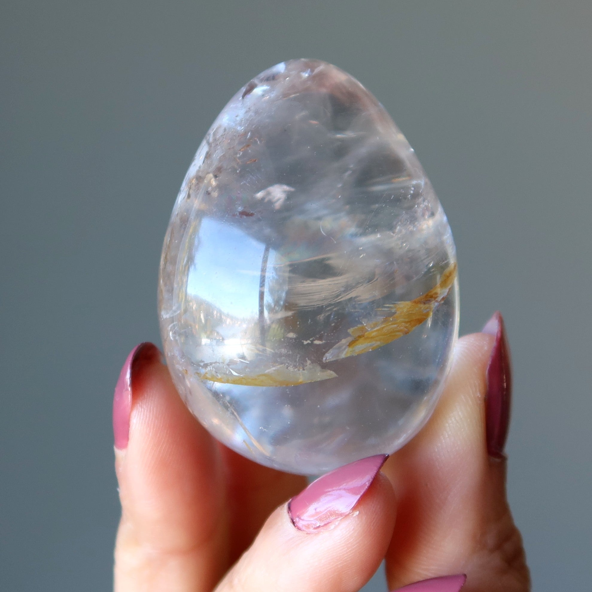 Œuf de quartz fumé touche de lumière vive, pierre d'énergie cristalline