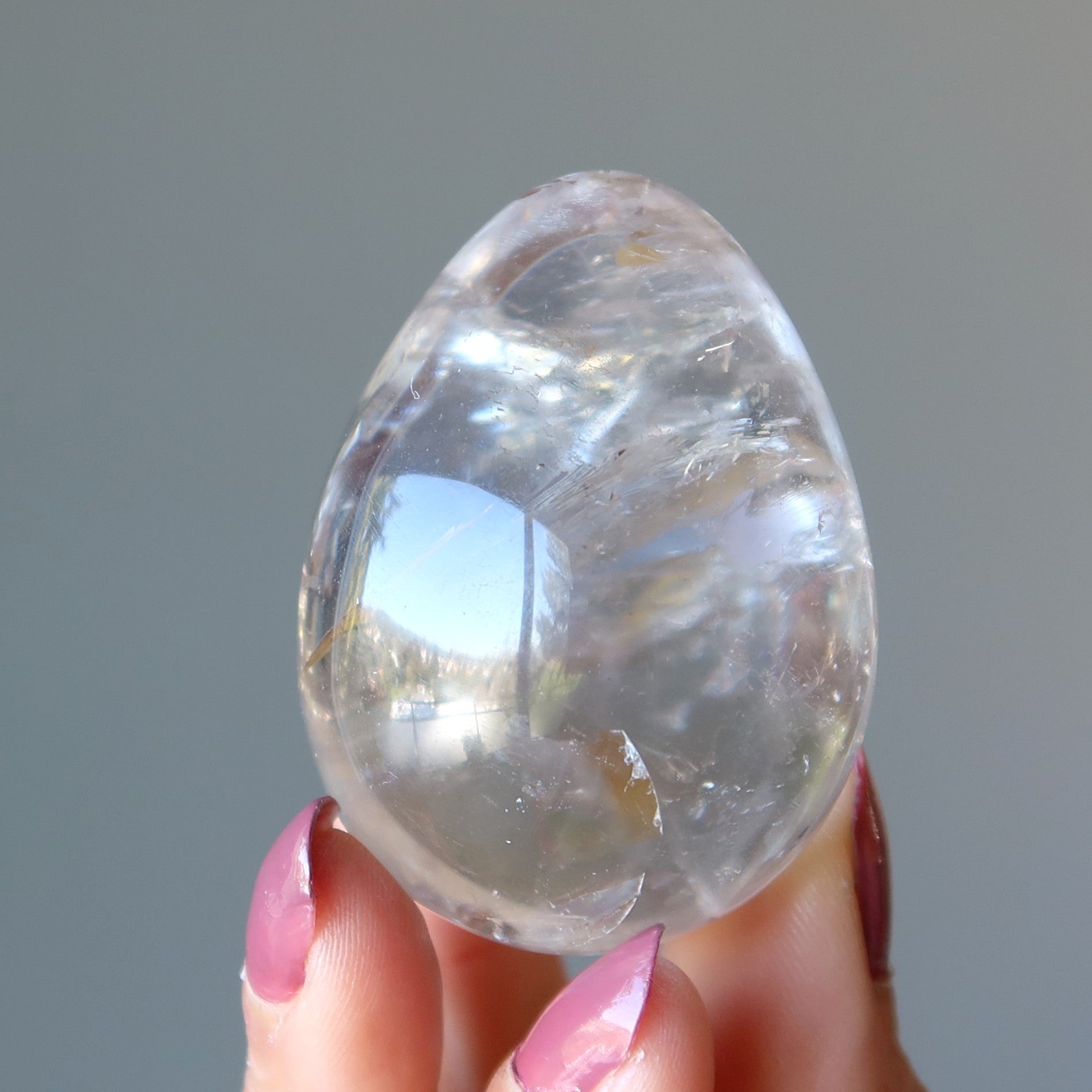 Œuf de quartz fumé touche de lumière vive, pierre d'énergie cristalline