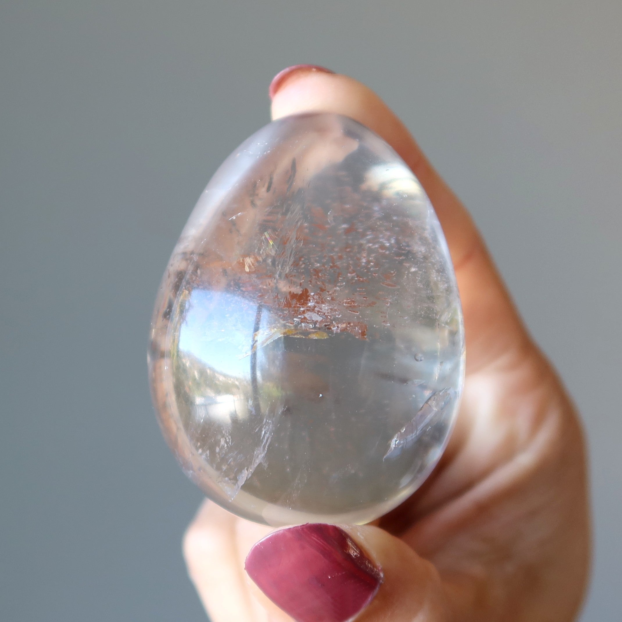 Œuf de quartz fumé touche de lumière vive, pierre d'énergie cristalline