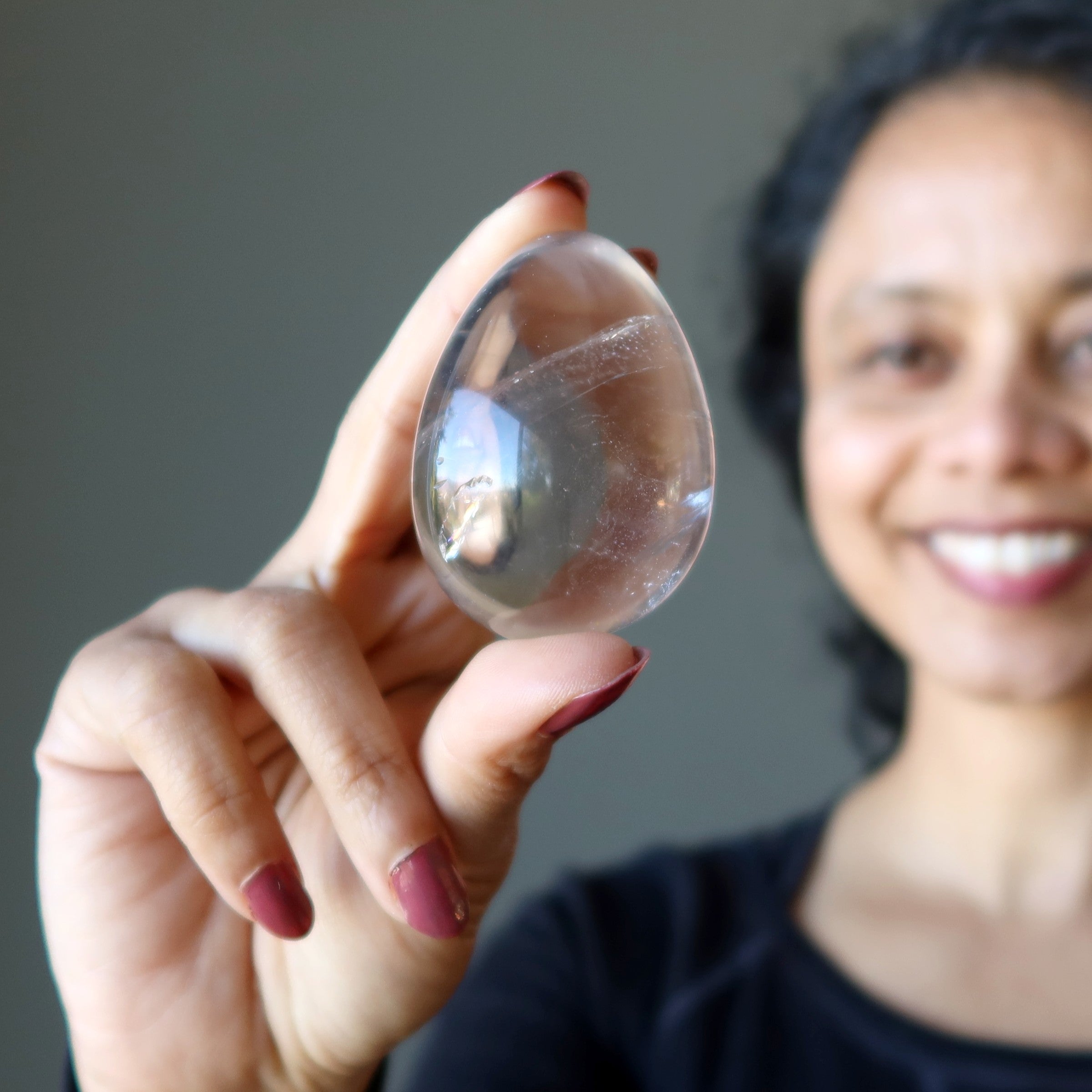 Œuf de quartz fumé touche de lumière vive, pierre d'énergie cristalline