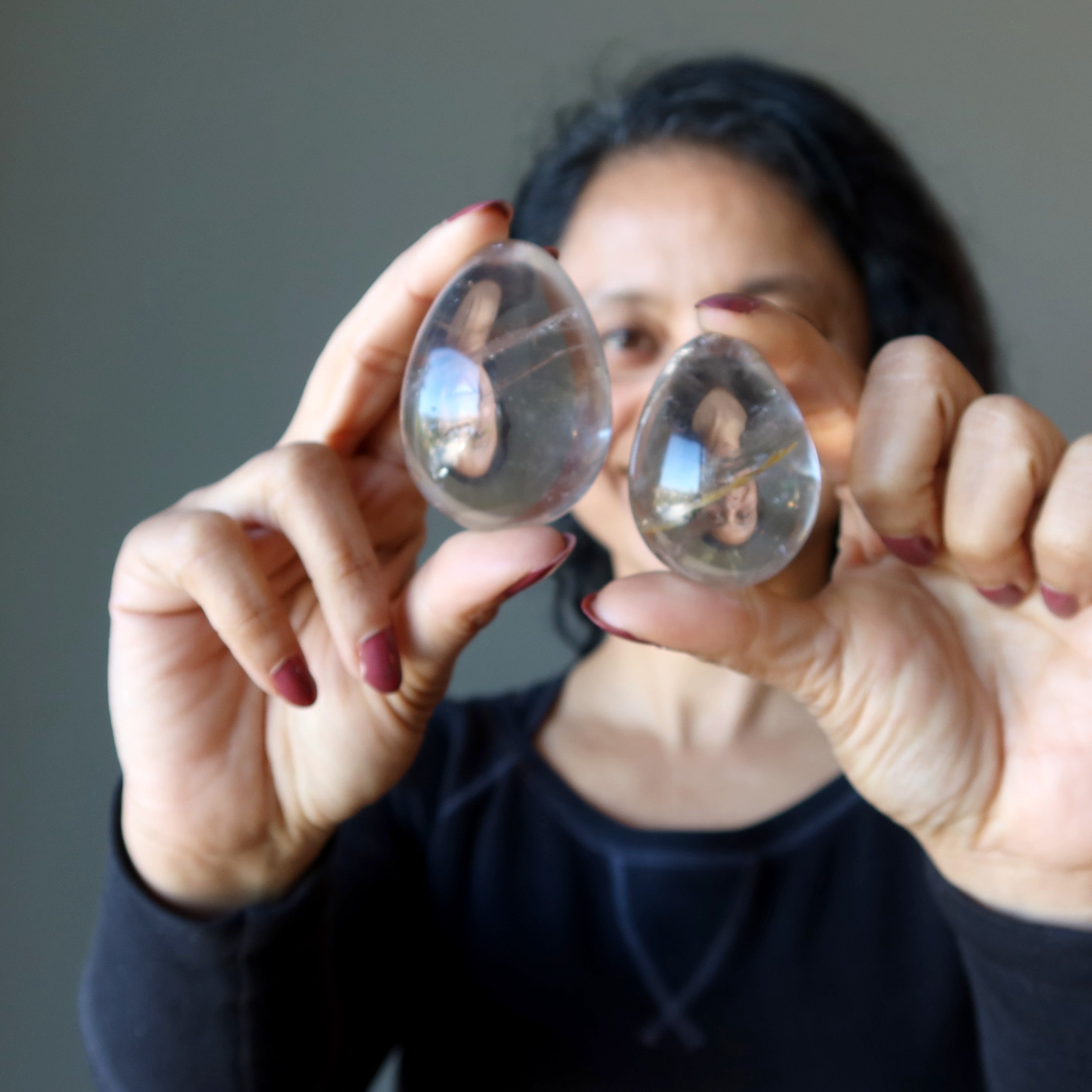Œuf de quartz fumé touche de lumière vive, pierre d'énergie cristalline