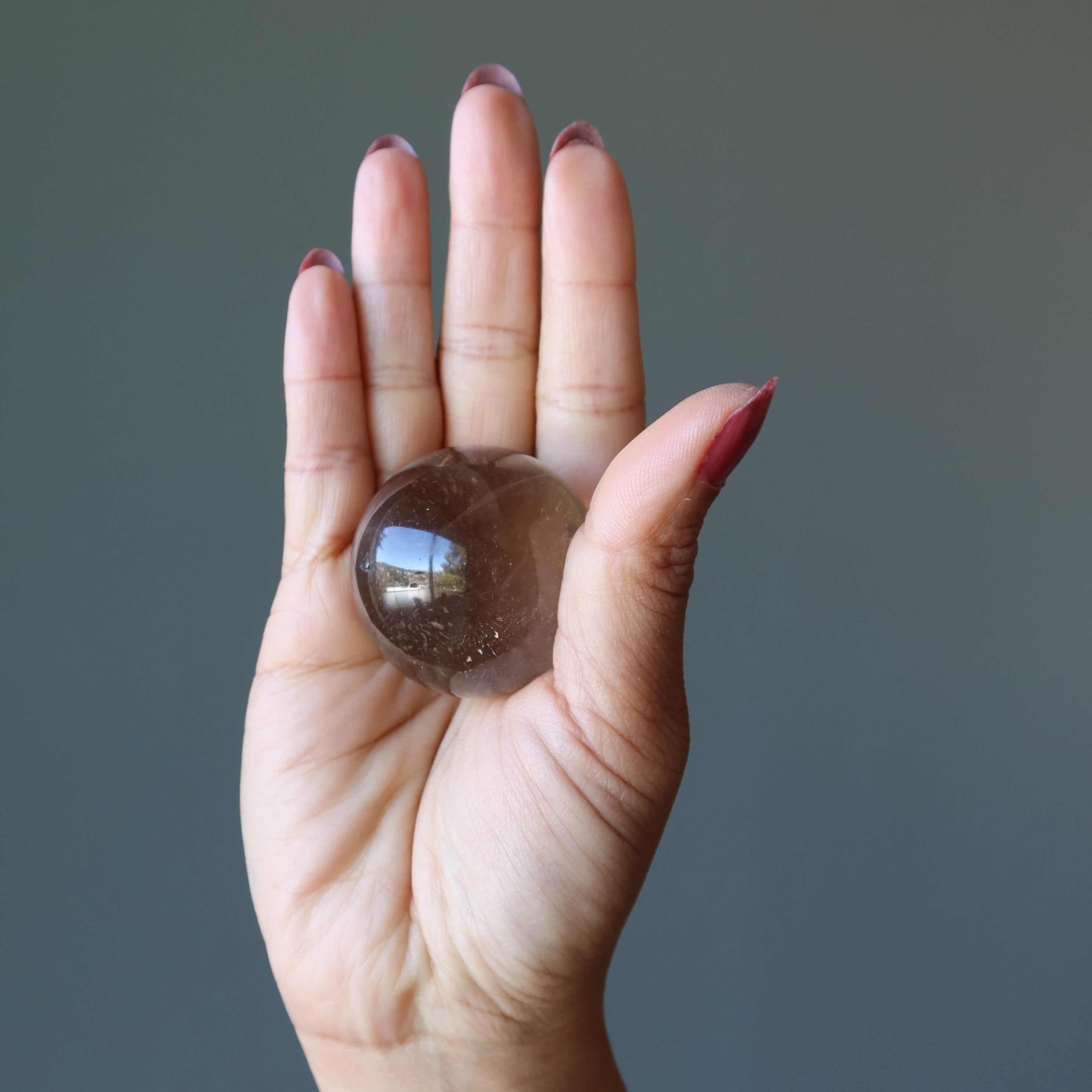 Sphère de quartz fumé Boule de cristal main aidante