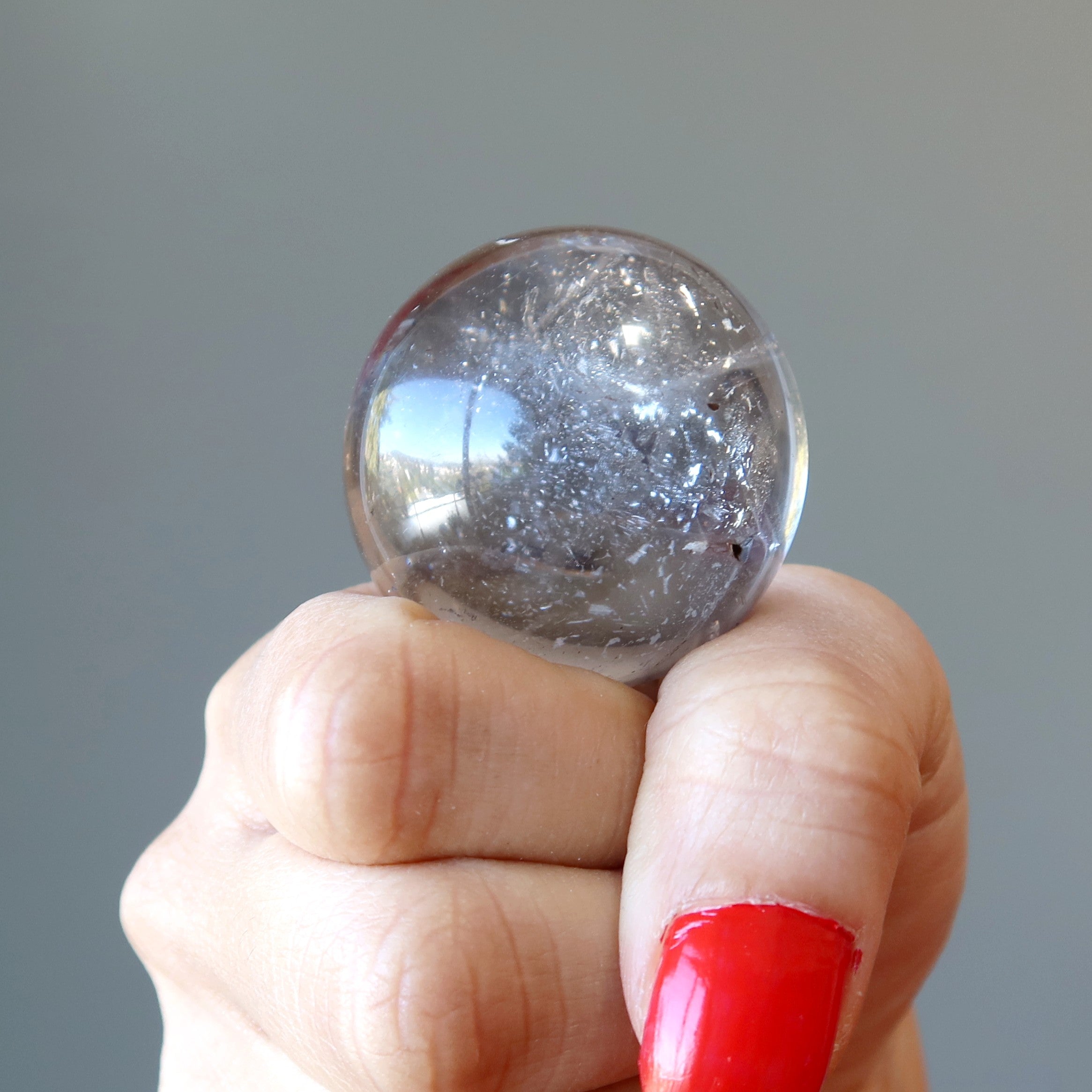 Sphère de quartz fumé Boule de cristal main aidante
