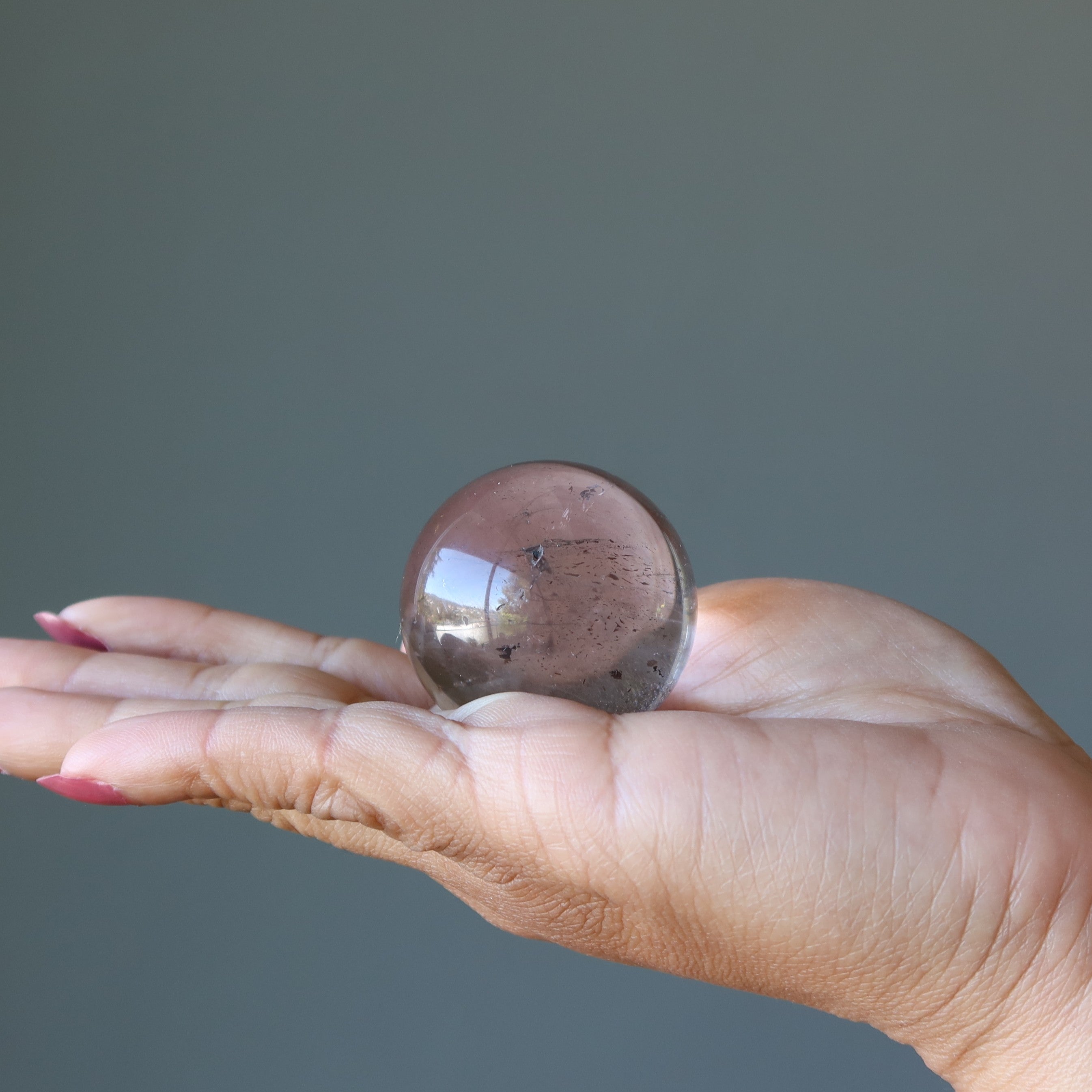 Sphère de quartz fumé Boule de cristal main aidante