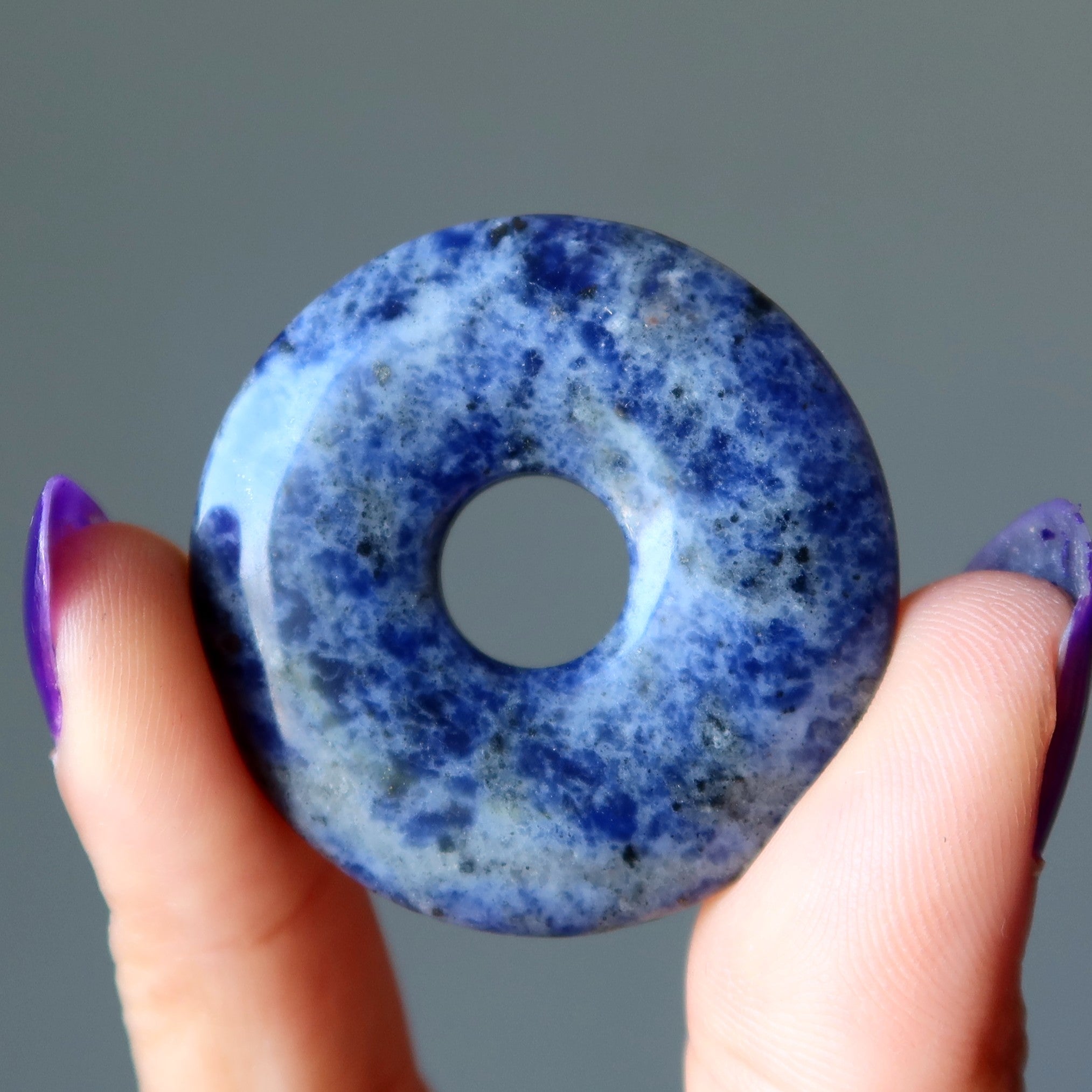 Sodalith-Edelstein-Donut Blau – Denker-Kristall